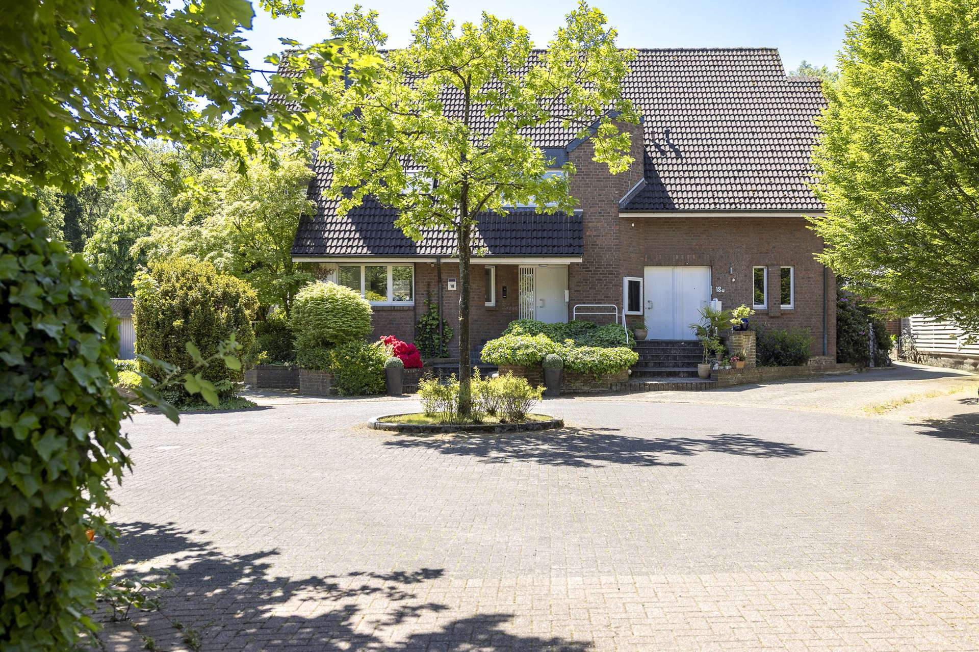Villenanwesen mit Einliegerwohnung und Bürofläche in ruhiger Toplage des Neusser Norden
