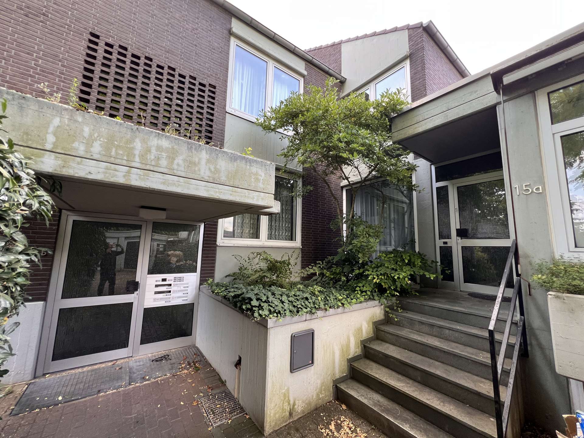 Neuss Gnadental: 1 Einfamilienhaus, 1 Mehrfamilienhaus, Gewerbeeinheit und Garagen