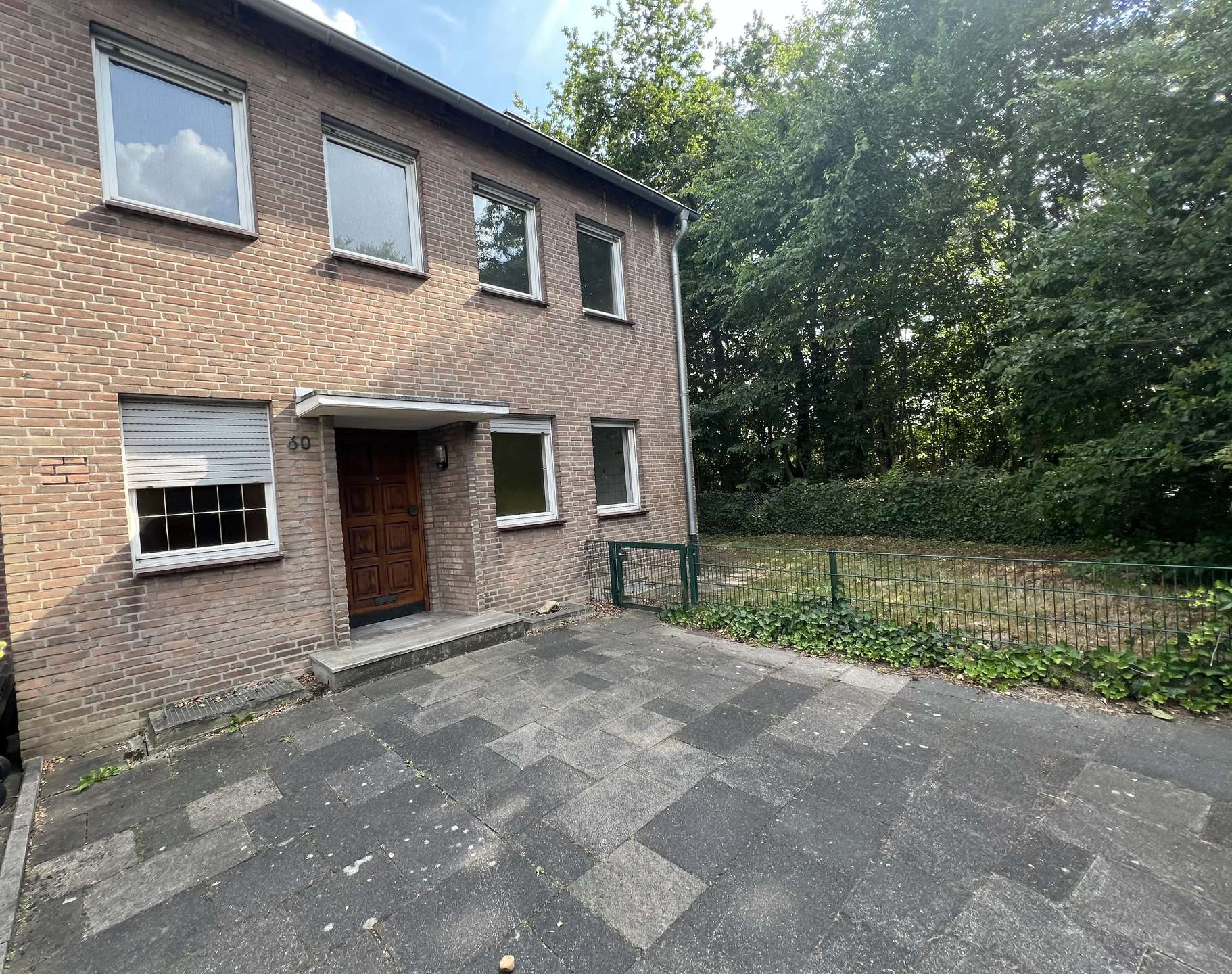 Neuss-Stadionviertel: -GELEGENHEIT- Reihenendhaus, Garage, großes Grundstück- sanierungsbedürftig!!