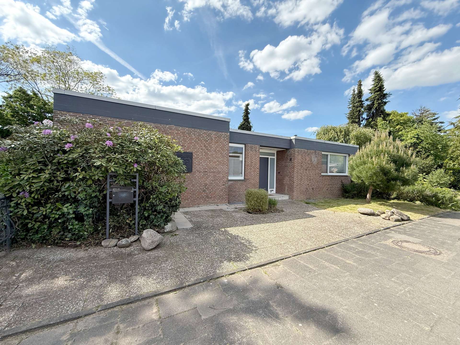Reserviert! Neuss-Selikum: Moderner Bungalow mit Kamin, 3 Bädern, tollem Garten, 2 Garagen u. 113 m² Nutzfläche