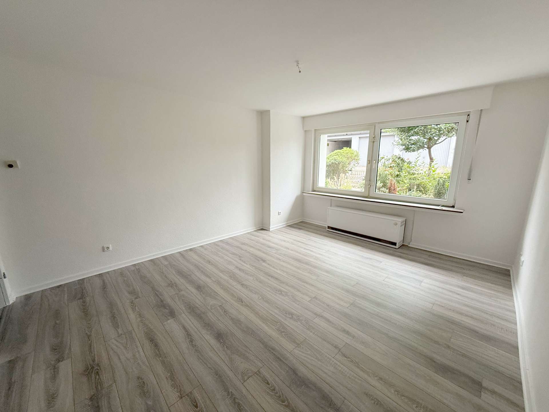 Essen-Altenessen: Renovierte 2-Zimmerwohnung mit Duschbad und neuem Laminatboden