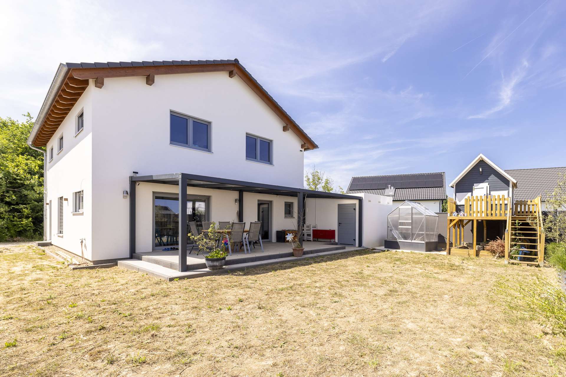 Neuss-Holzheim: Freistehendes Neubau-1-Familienhaus, 5 Schlafzi. überdachte Terrasse, Wärmepumpe