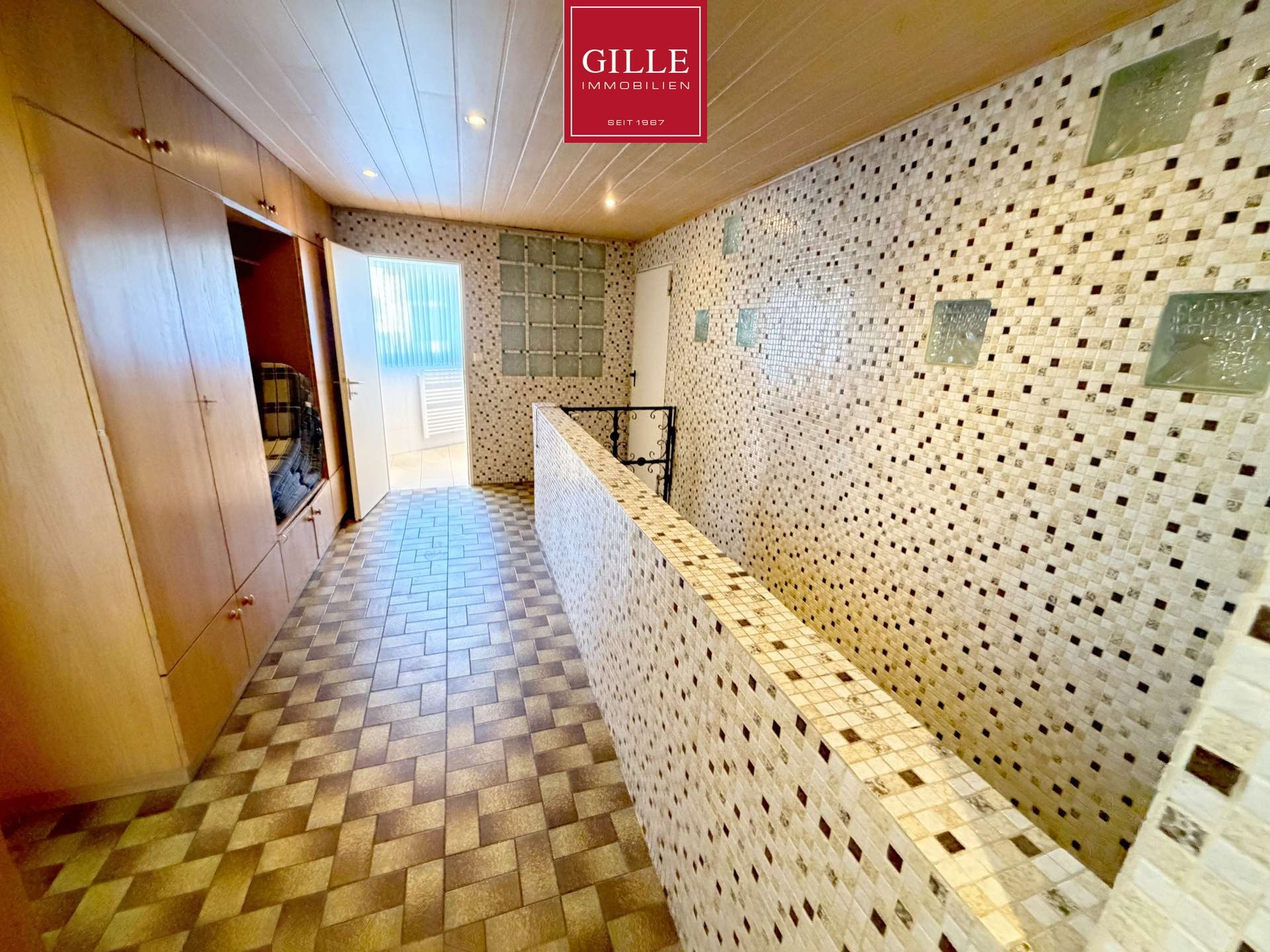 Ansicht 4 von: Grevenbroich -Gustorf: Großes 1- bis 2-Familienhaus mit 8 Zimmern, 2 Bädern, Garten u. Garage / frei