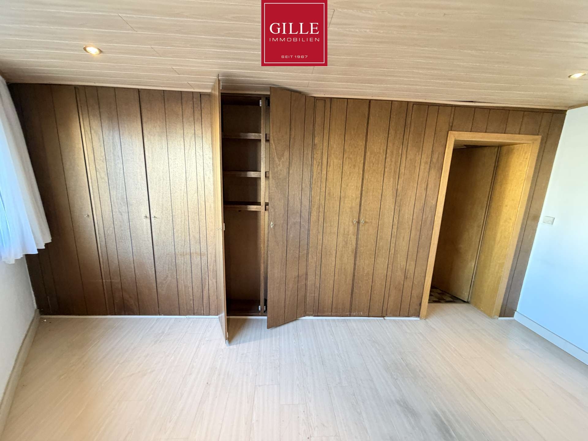 Ansicht 7 von: Grevenbroich -Gustorf: Großes 1- bis 2-Familienhaus mit 8 Zimmern, 2 Bädern, Garten u. Garage / frei