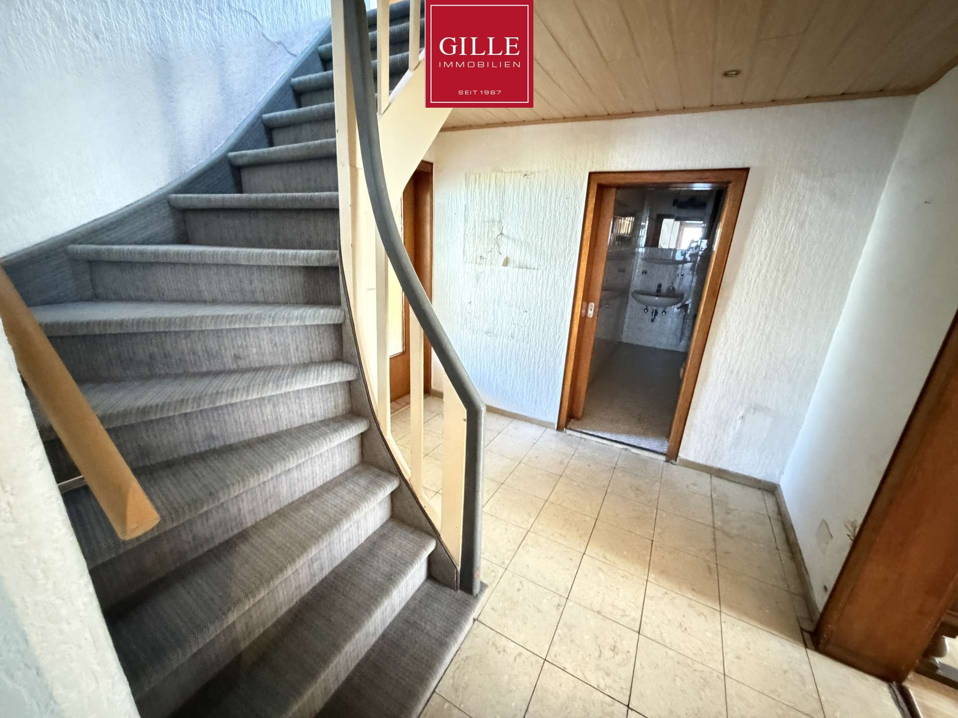 Ansicht 3 von: Grevenbroich -Gustorf: Großes 1- bis 2-Familienhaus mit 8 Zimmern, 2 Bädern, Garten u. Garage / frei