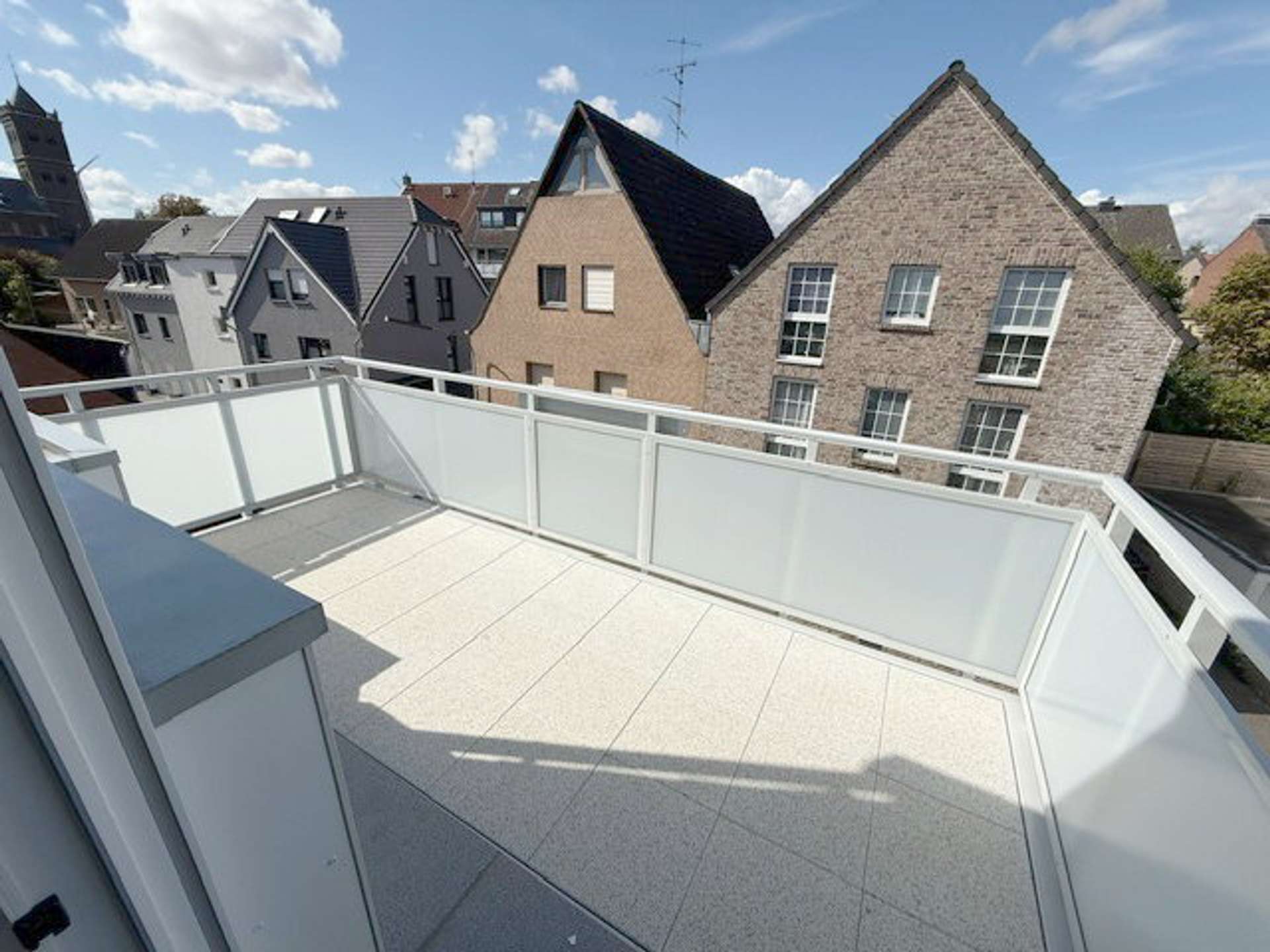 Reserviert! Neuss-Hoisten: Gepflegte und renovierte 2-Zimmer Wohnung mit Balkon, Tageslichtbad  und Garage