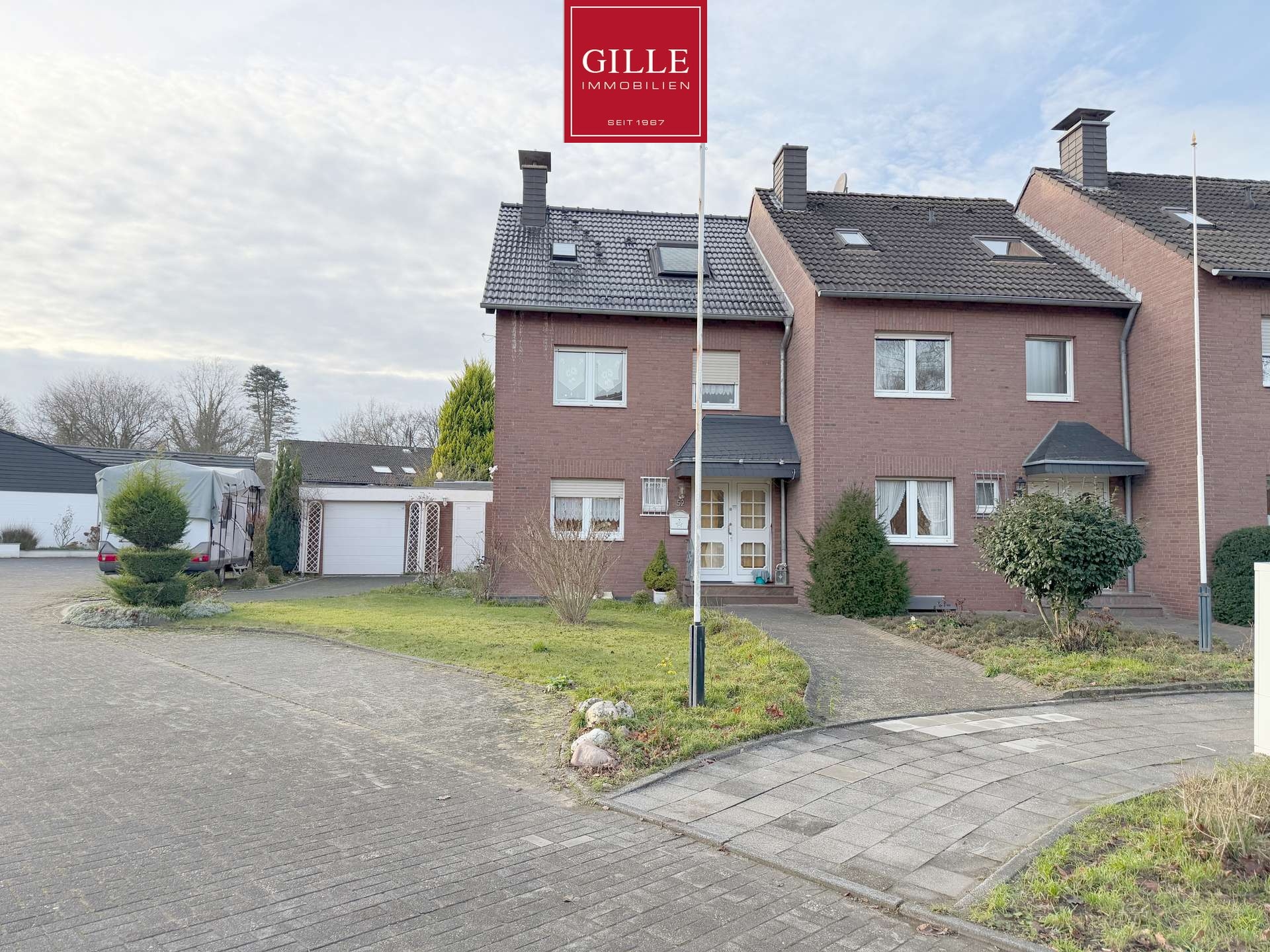 Gepflegtes Einfamilienhaus mit Wintergarten, großem Garten, Garage und kleiner Werkstatt, frei !!!