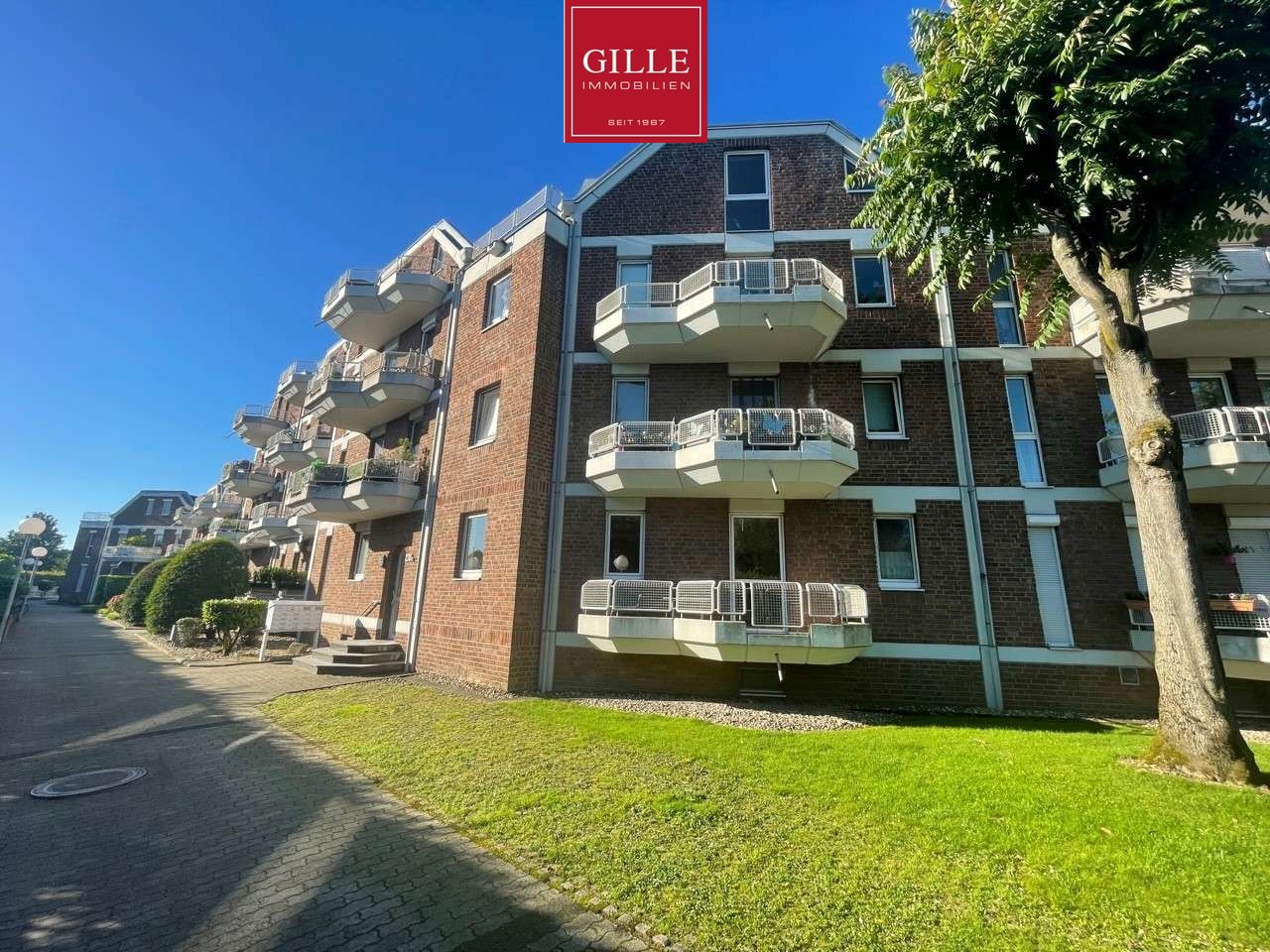 Neuss-Furth: Helles u. modernes Apartment mit EBK, Wannenbad u. TG-Stellplatz