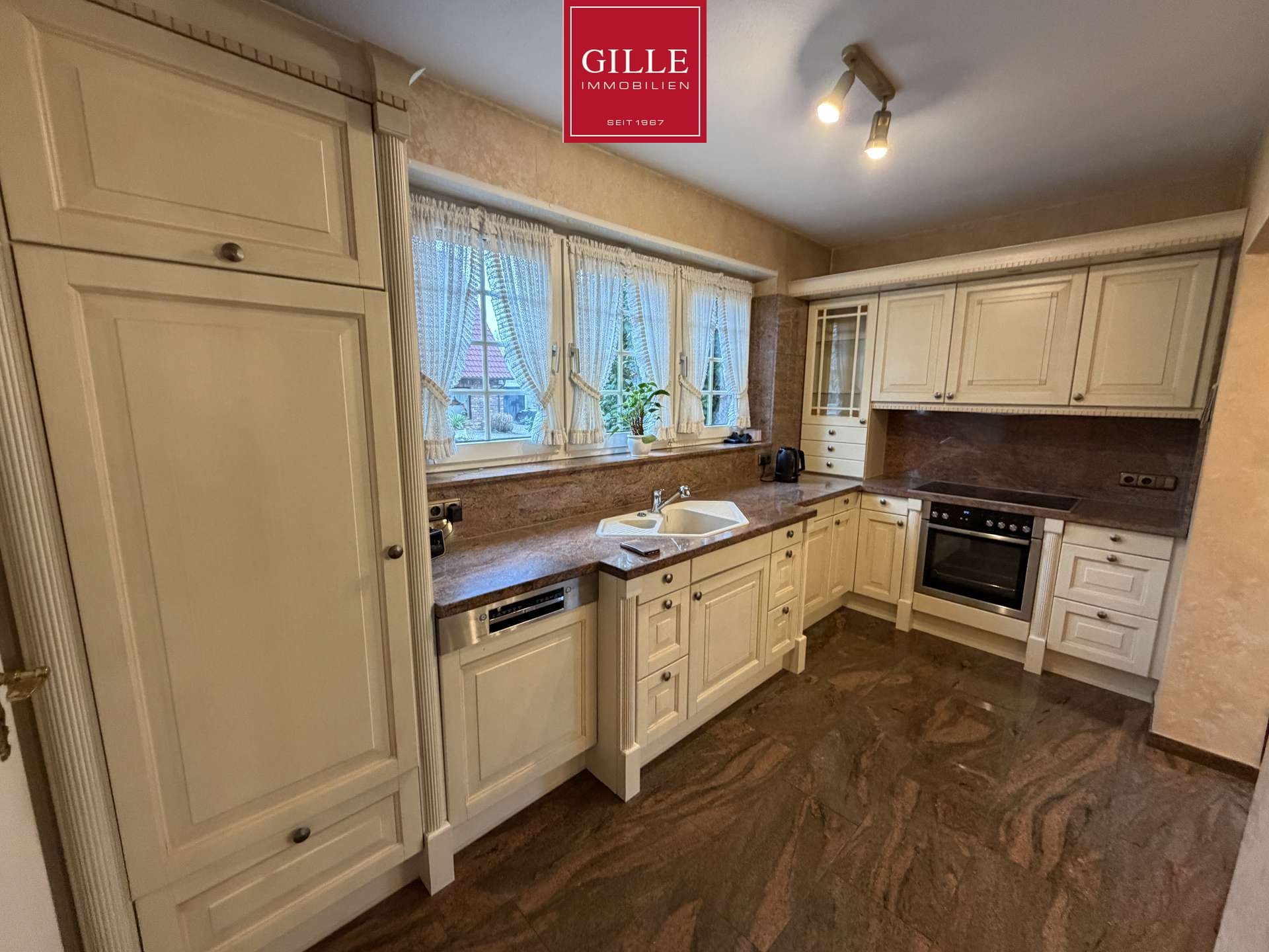 Ansicht 5 von: Große DHH in kinderfreundlicher, ruhiger Wohnlage-6 Zimmer, Einbauküche, toller Garten, Garage, frei