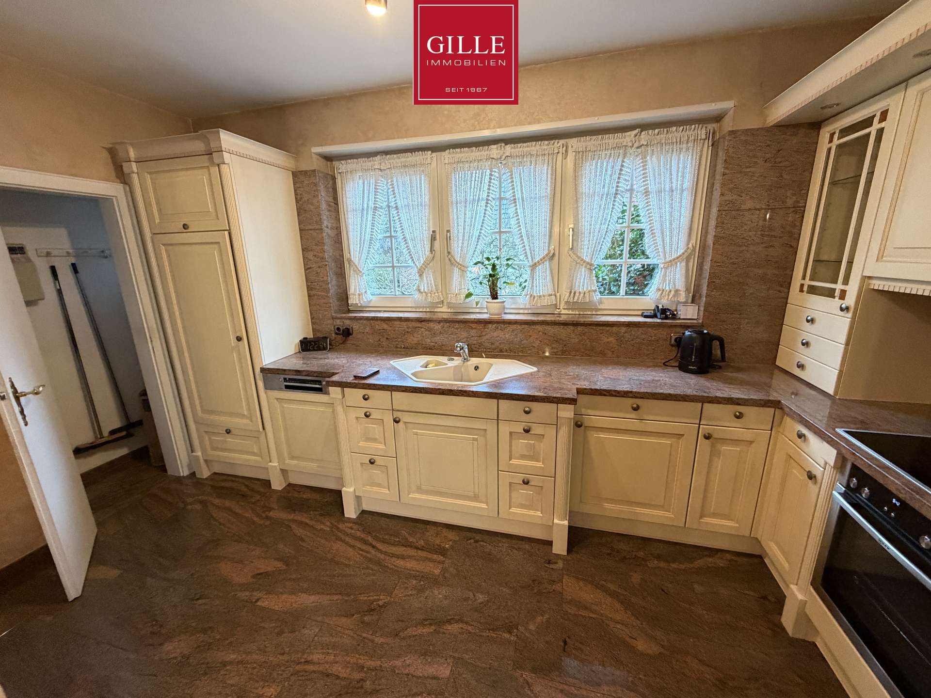 Ansicht 7 von: Große DHH in kinderfreundlicher, ruhiger Wohnlage-6 Zimmer, Einbauküche, toller Garten, Garage, frei