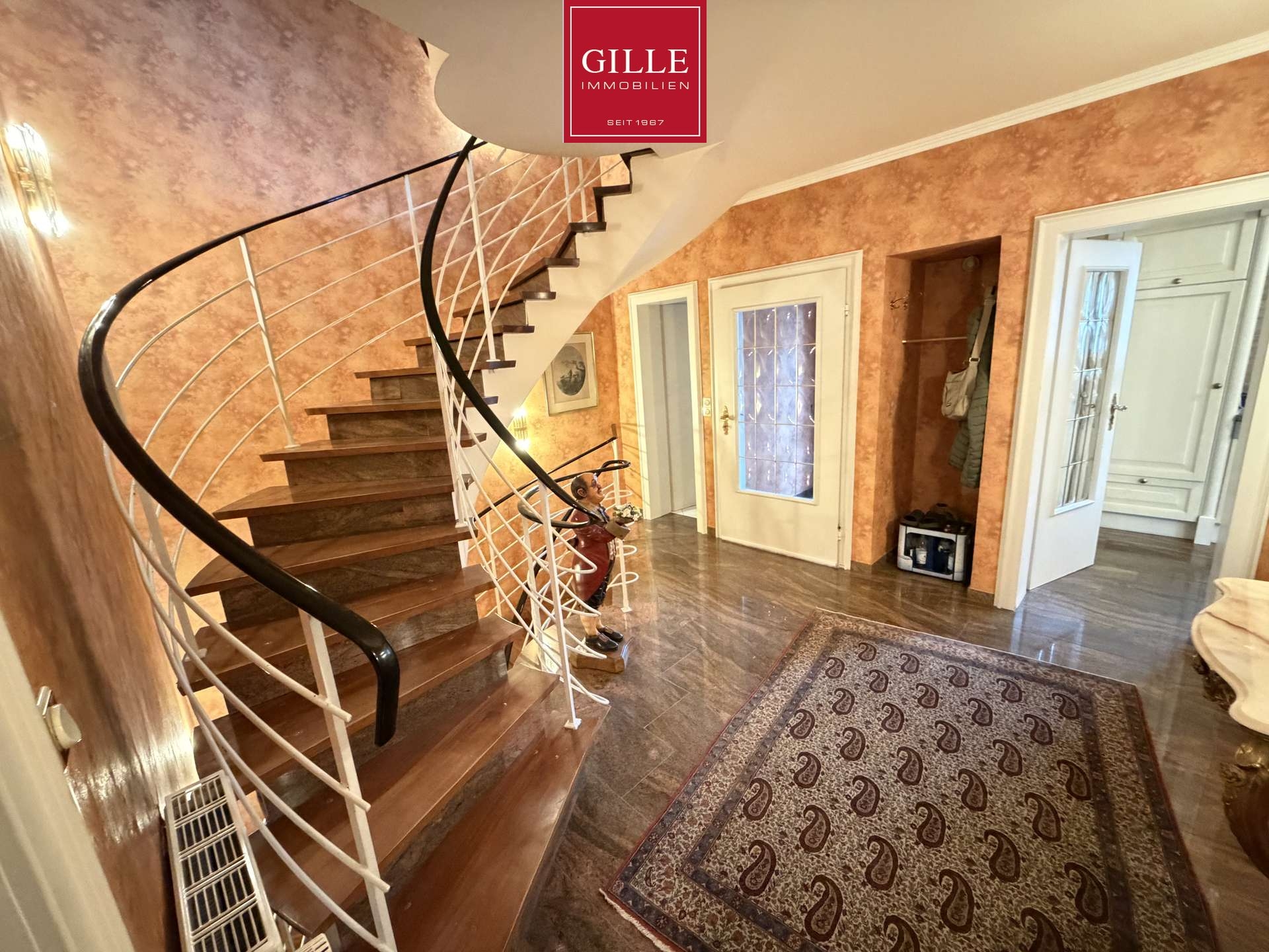 Ansicht 2 von: Große DHH in kinderfreundlicher, ruhiger Wohnlage-6 Zimmer, Einbauküche, toller Garten, Garage, frei