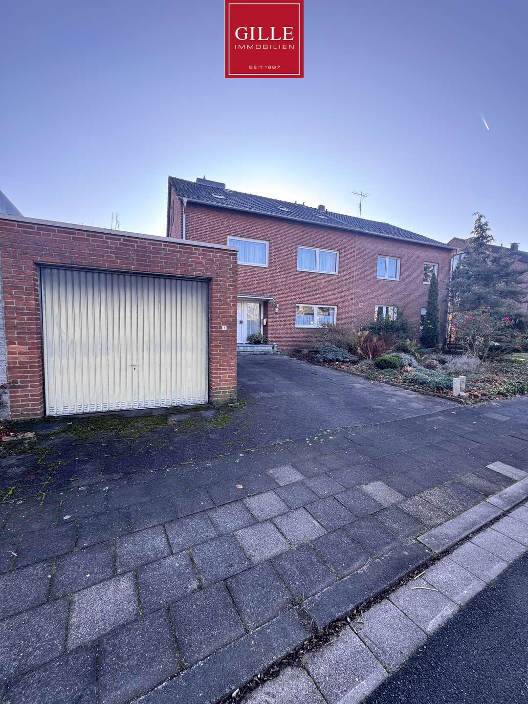 Exklusiv im Dreikönigenviertel – familienfreundliche Doppelhaushälfte in verkehrsberuhigter Lage