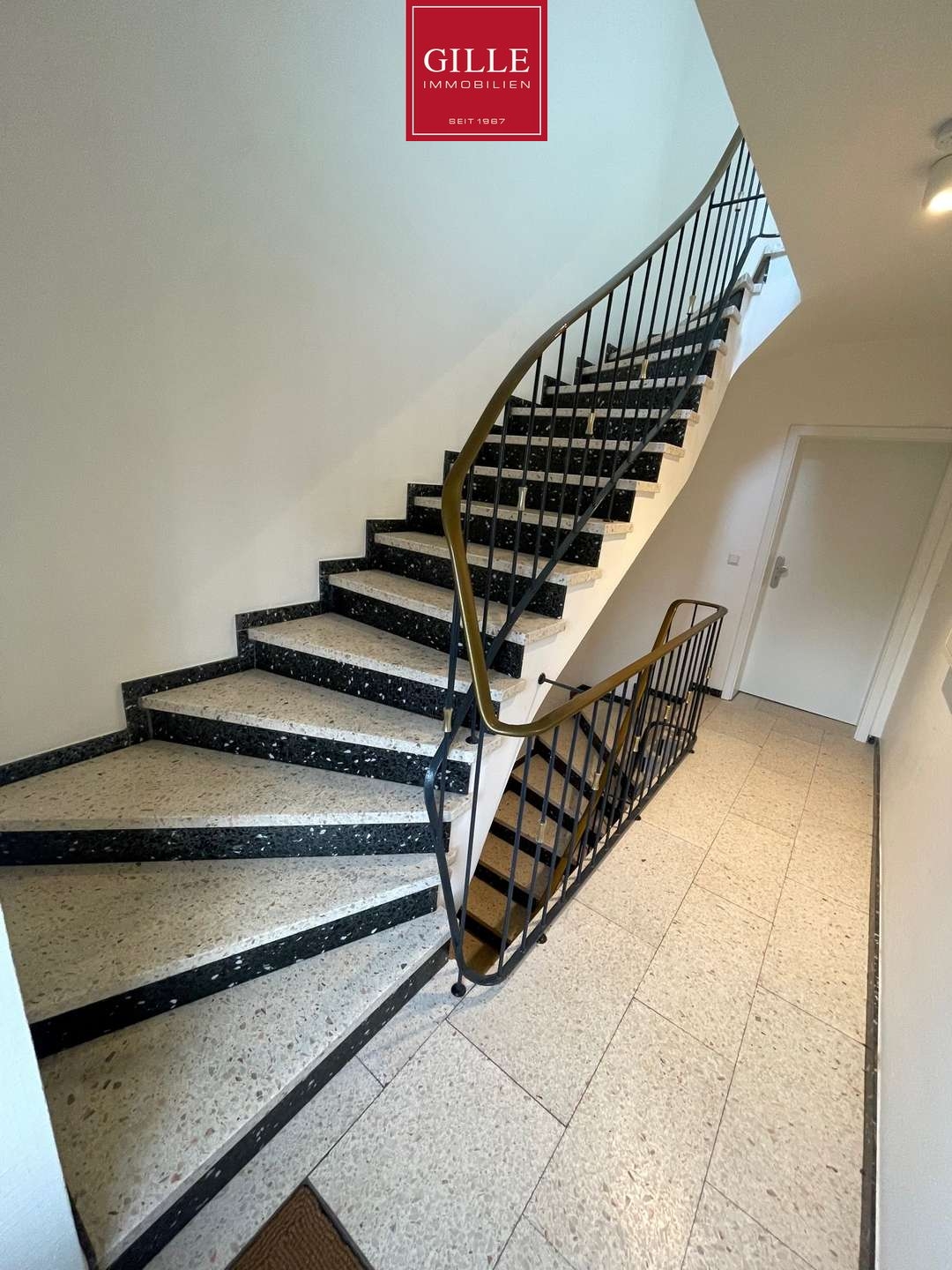 Charmant & Großzügig: 2-Zim.Whg mit großem Wohnraum, Dachterrasse, Duschbad Kamin & Garage in Kaarst