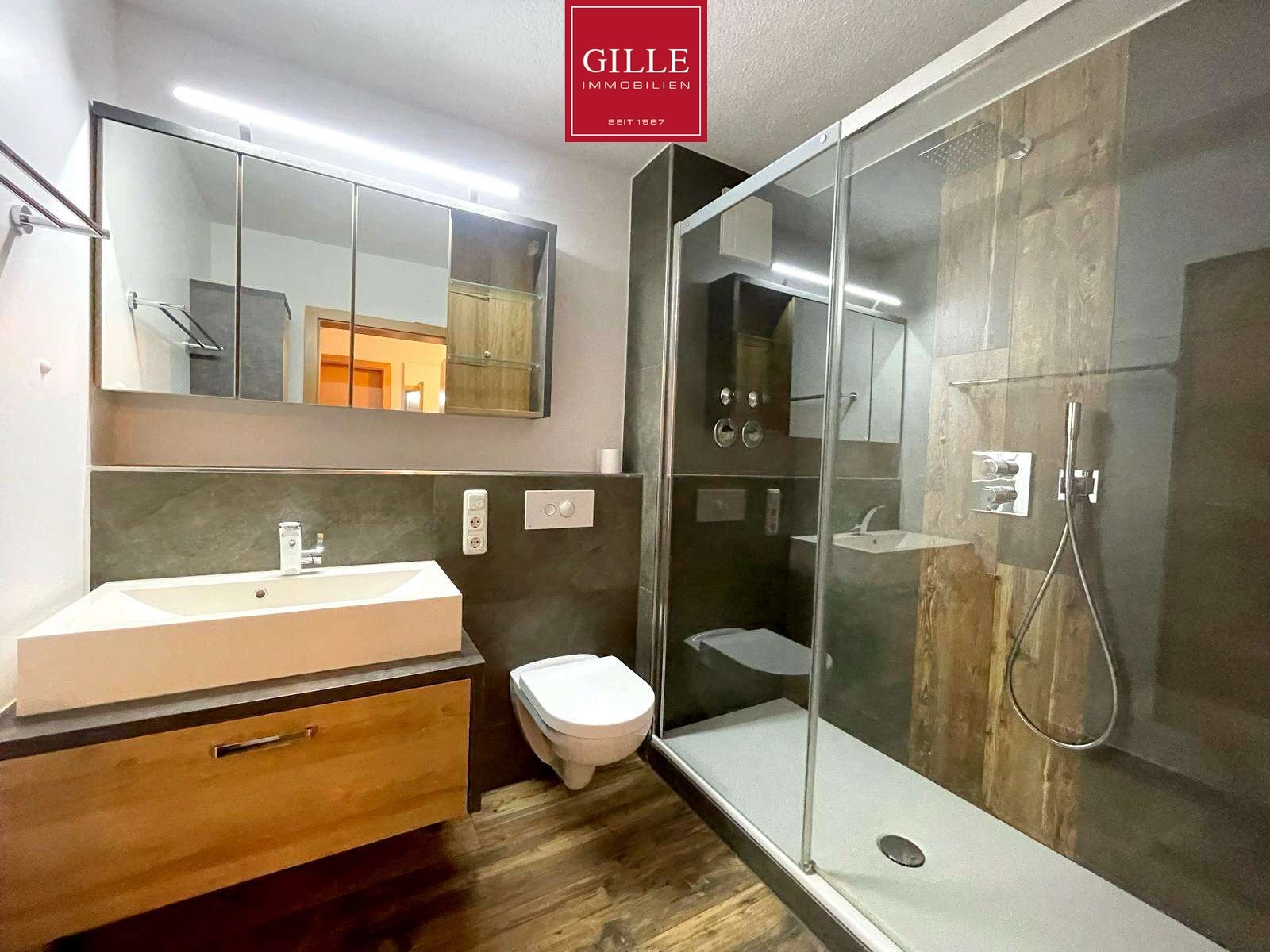 Reserviert! Barrierefreie 3-Zimmerwohnung mit 2 Bädern, EBK, Loggia, Aufzug und 2 TG-Stellplätzen