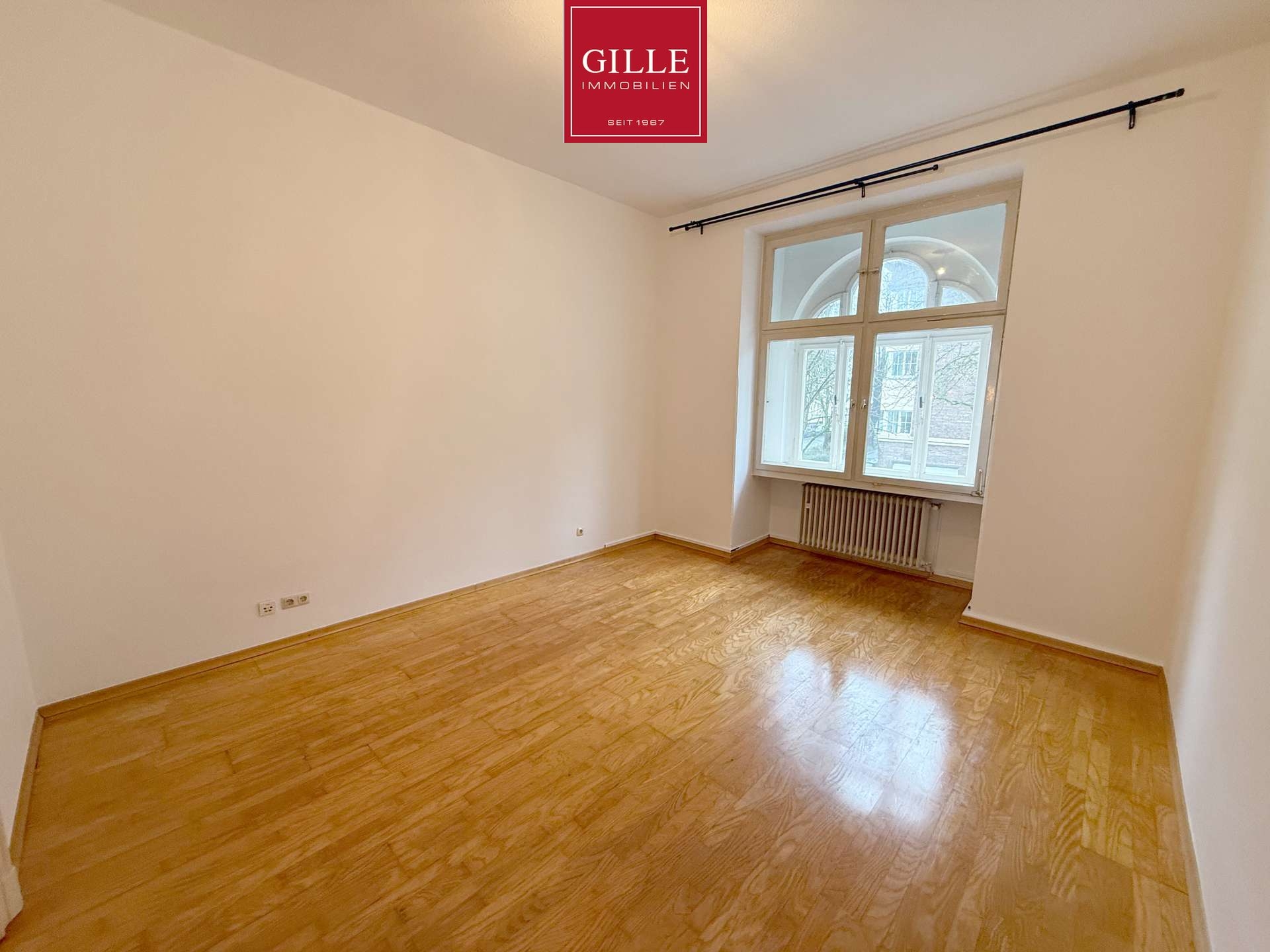 Ansicht 12 von: Charmante 2,5-Zimmer-Altbauwohnung mit Balkon, EBK und Tageslichtbad in der Neusser-Innenstadt