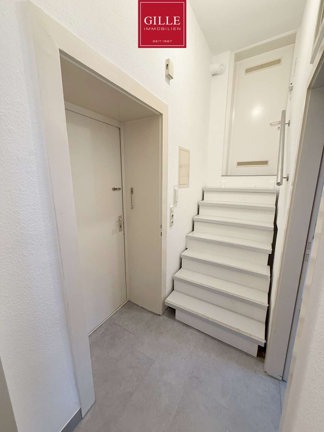 Ansicht 2 von: Charmante 2,5-Zimmer-Altbauwohnung mit Balkon, EBK und Tageslichtbad in der Neusser-Innenstadt