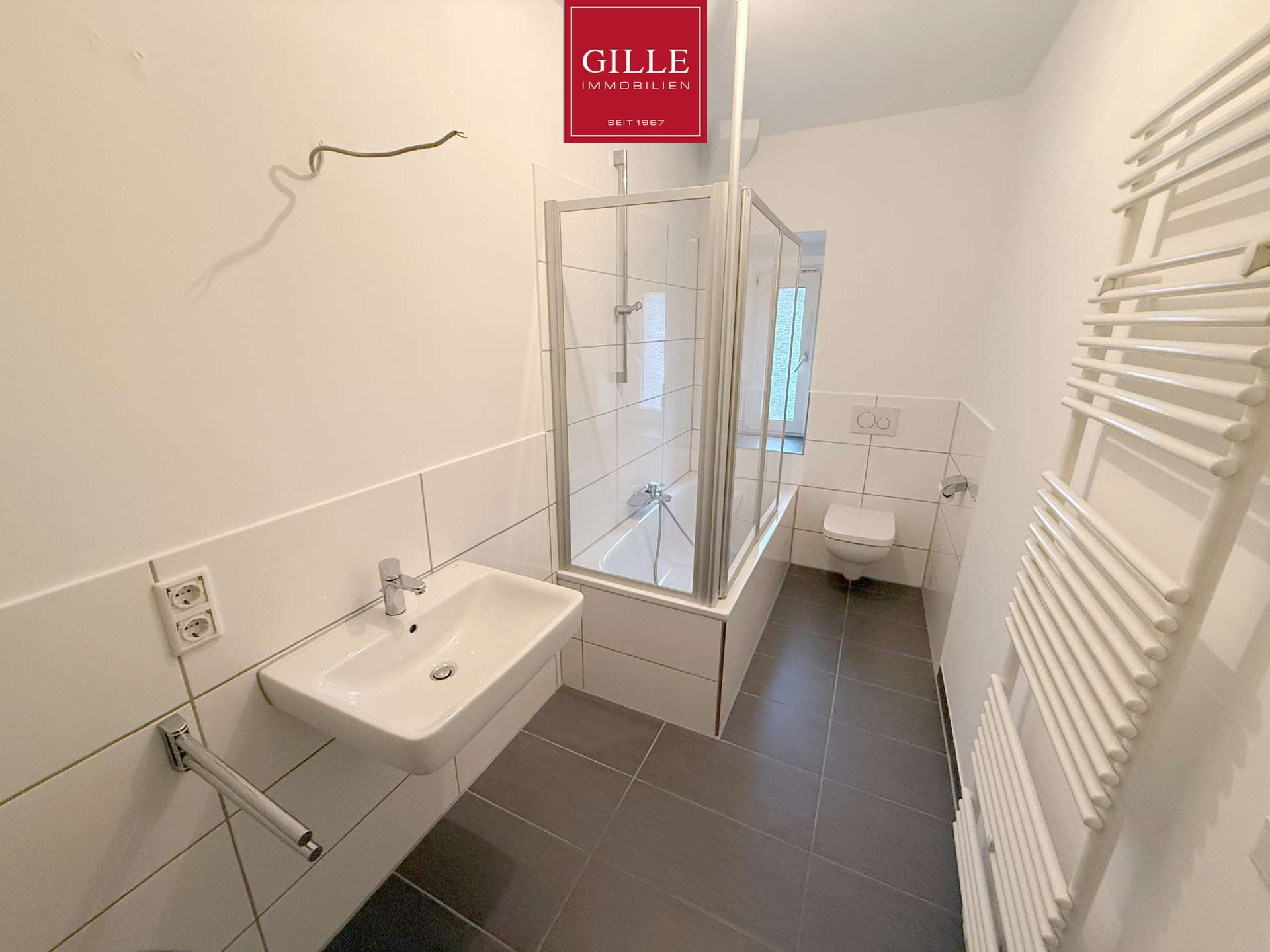 Ansicht 5 von: Charmante 2,5-Zimmer-Altbauwohnung mit Balkon, EBK und Tageslichtbad in der Neusser-Innenstadt