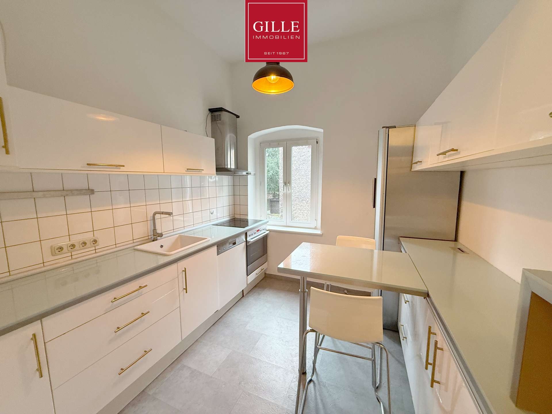 Ansicht 3 von: Charmante 2,5-Zimmer-Altbauwohnung mit Balkon, EBK und Tageslichtbad in der Neusser-Innenstadt