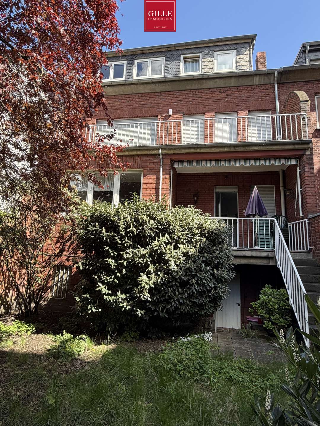 Neuss-Innenstadt: Großzügiges Stadthaus als Einfamilienhaus mit Einliegerwohnung und Garage