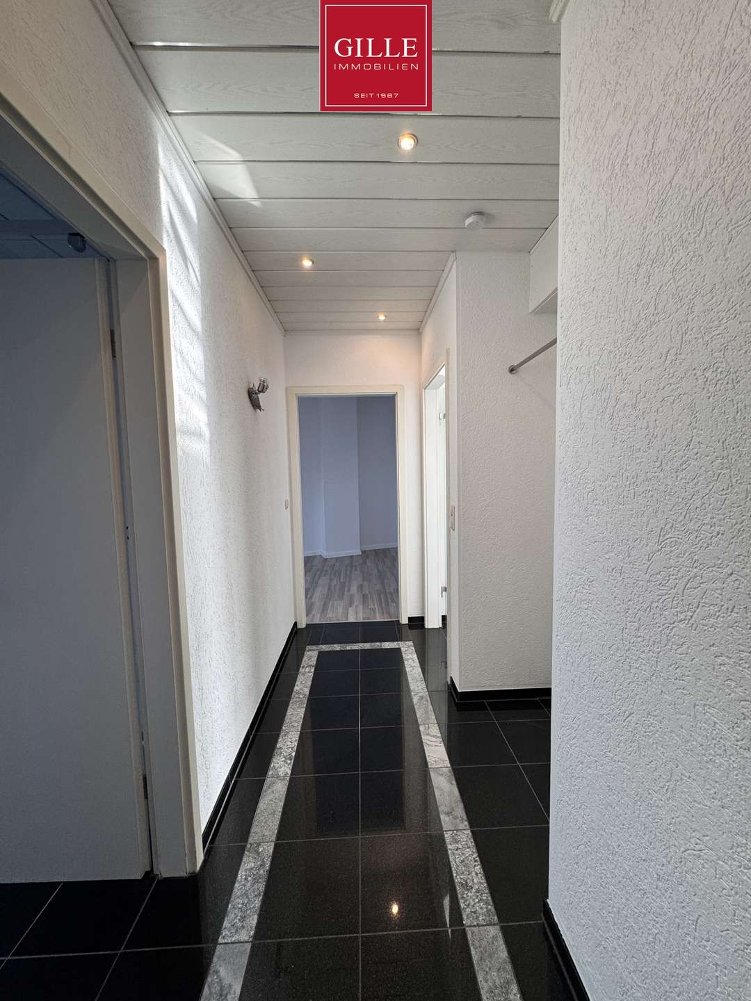 Ansicht 11 von: Kein 08/15: Exklusive Dachgeschosswohnung mit Wintergarten, TG-Stellplatz und Fernblick