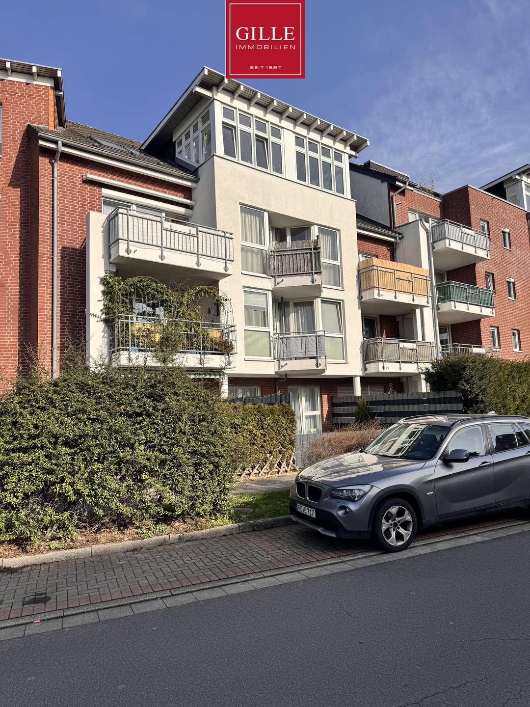 Kein 08/15: Exklusive Dachgeschosswohnung mit Wintergarten, TG-Stellplatz und Fernblick