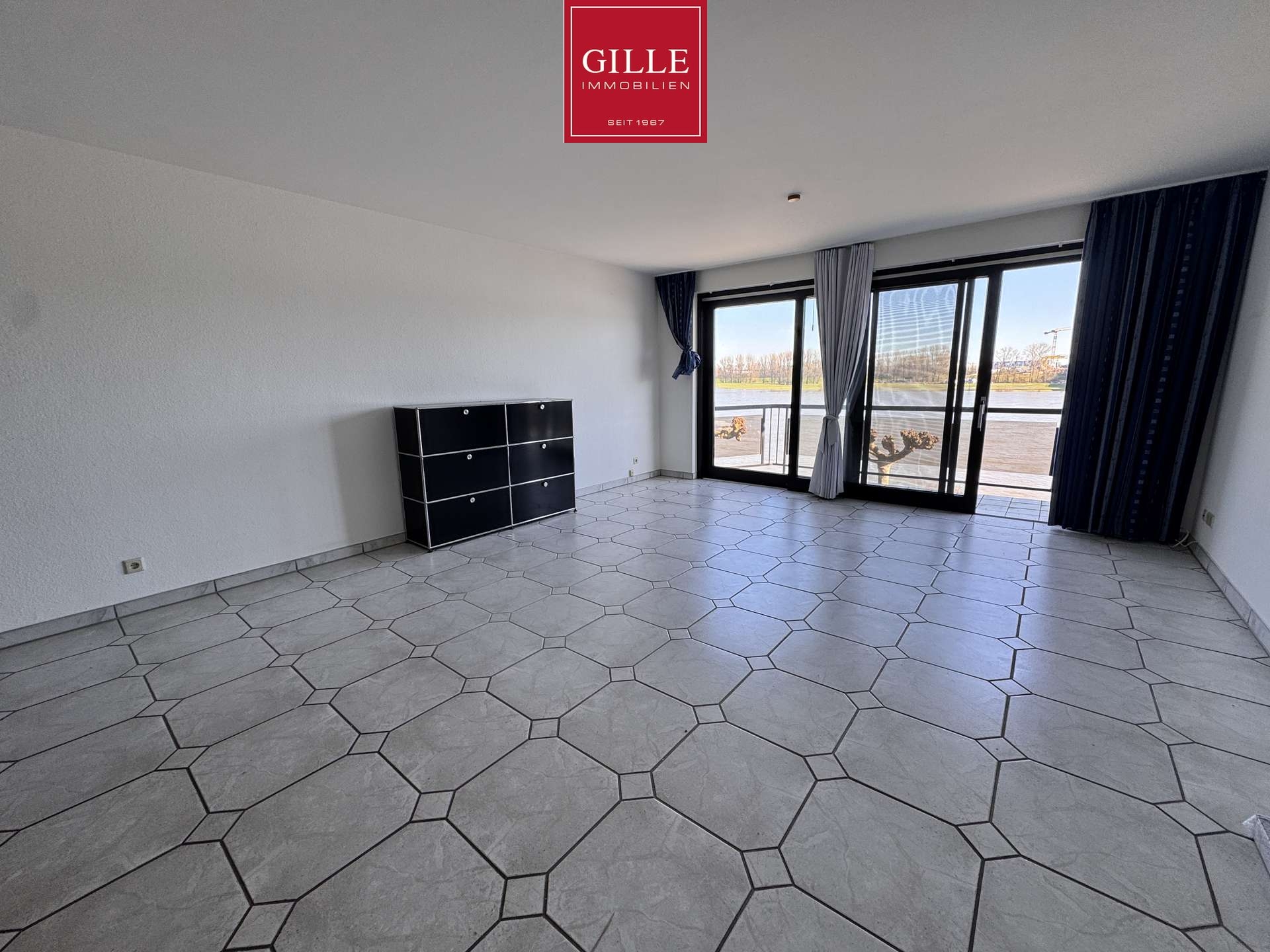 Exklusive Lage am Rhein – Gepflegte 2-Zimmer-Wohnung mit Balkon und Stellplatz