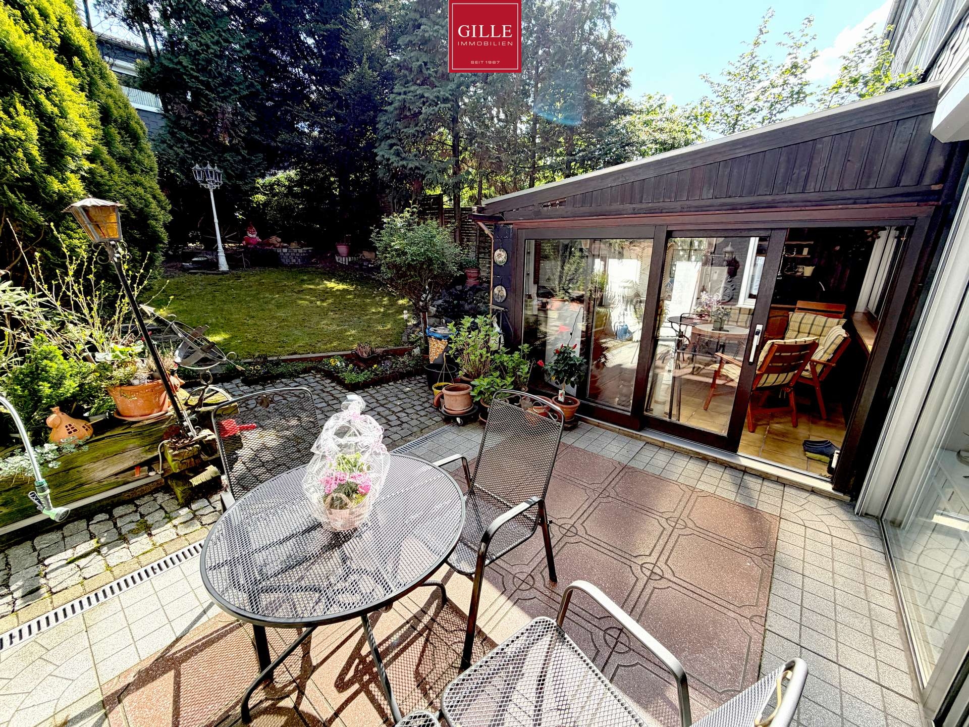 Ansicht 15 von: Ihr grünes Zuhause im Lukasviertel–Gepflegte 2-Zim. Whg mit Wintergarten, schönem Garten u. Duschbad