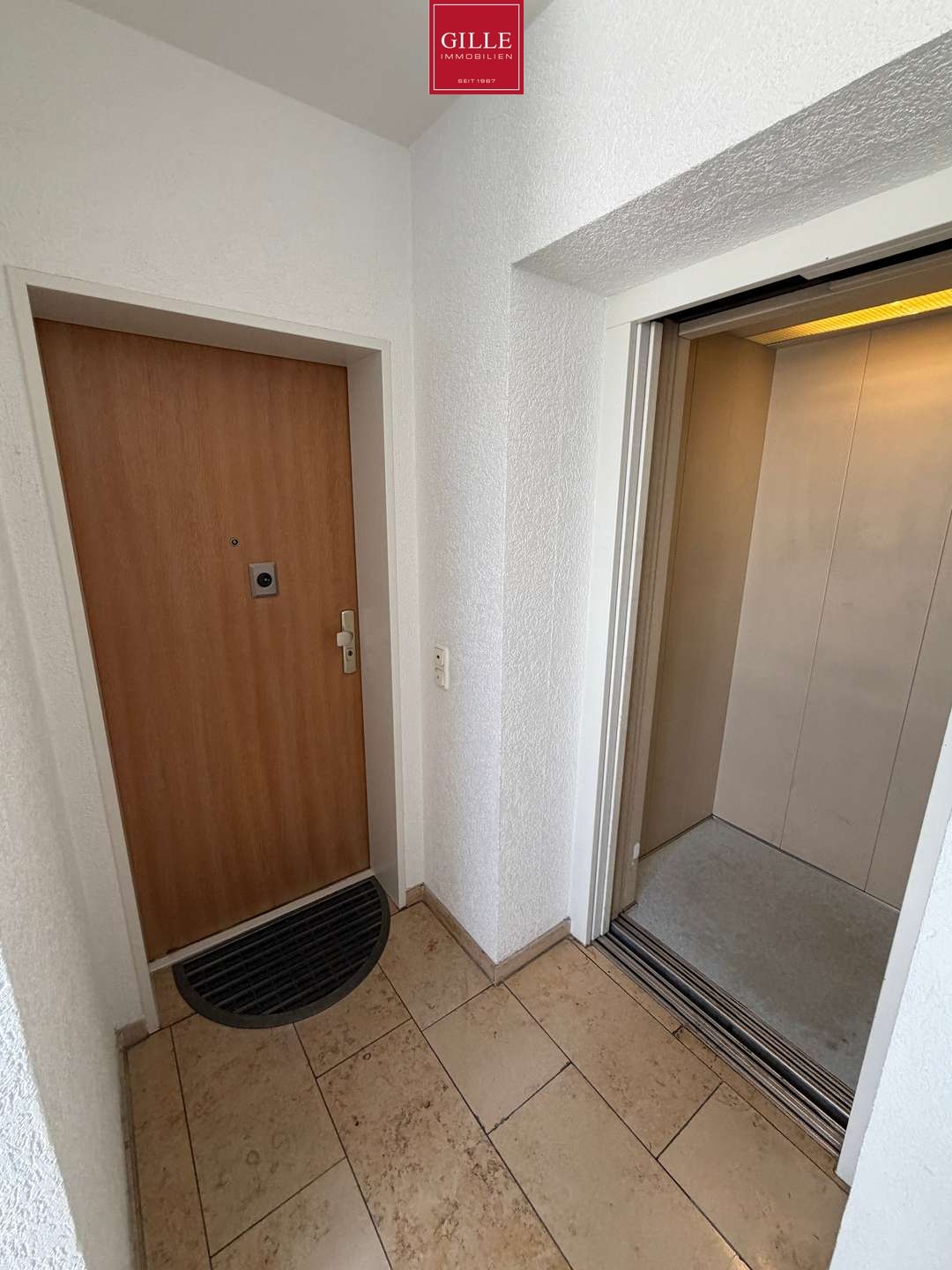 Ansicht 2 von: Über den Dächern von Düsseldorf: Große Galerie-Maisonette-Wohnung mit Aufzug u. Dachterrasse, frei !