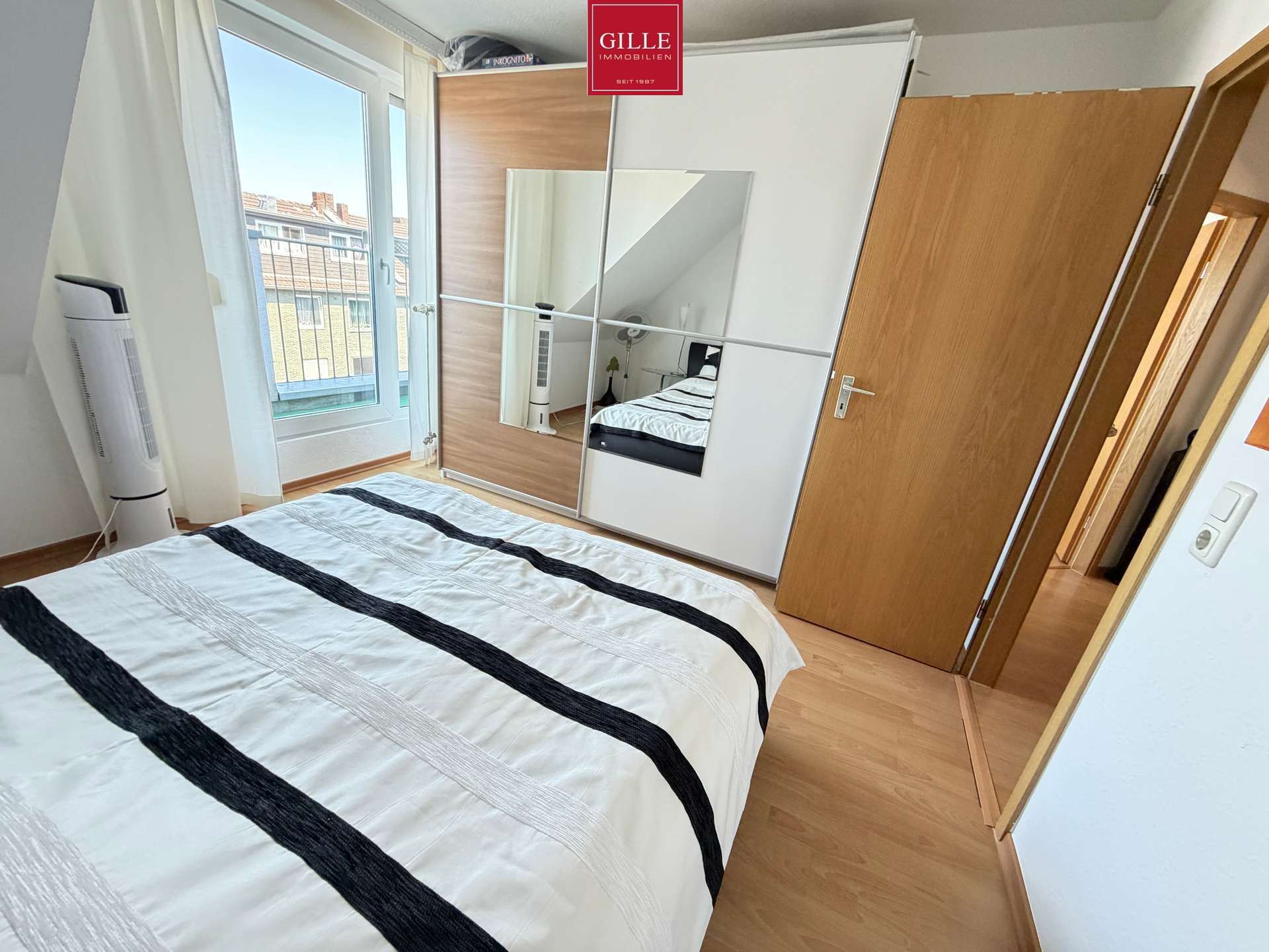 Ansicht 9 von: Über den Dächern von Düsseldorf: Große Galerie-Maisonette-Wohnung mit Aufzug u. Dachterrasse, frei !