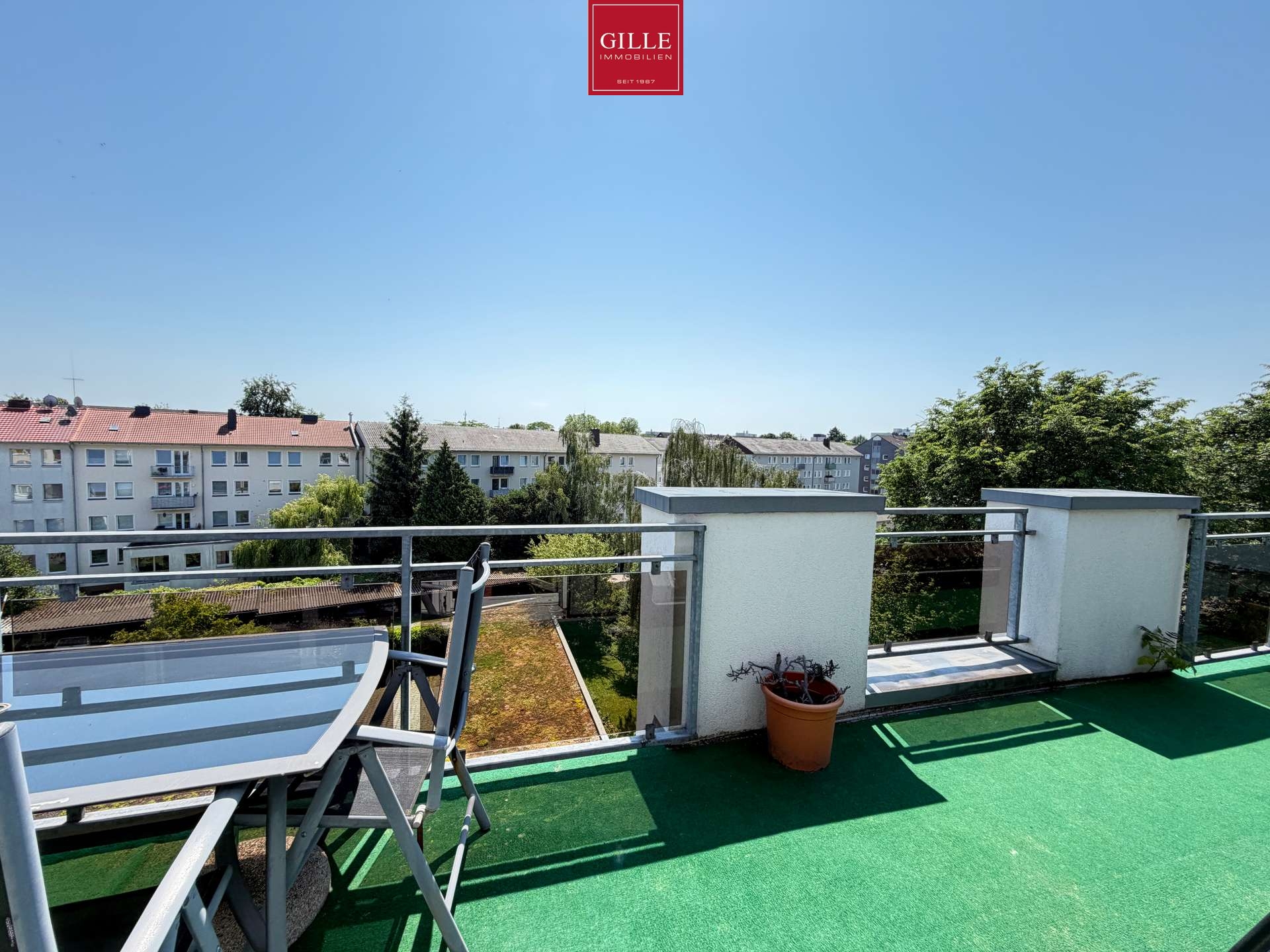 Über den Dächern von Düsseldorf: Große Galerie-Maisonette-Wohnung mit Aufzug u. Dachterrasse, frei !