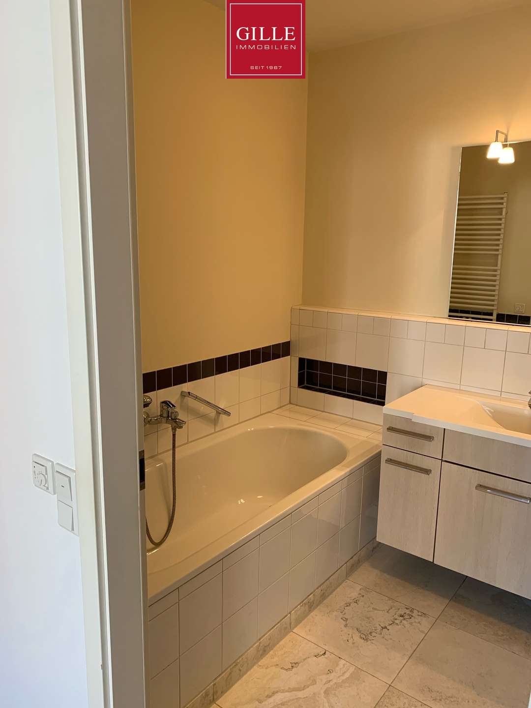 Absolute Rarität:     2 Mehrfamilienhäuser Bj. 2005 mit 6 luxuriösen Wohnungen im Neusser Süden