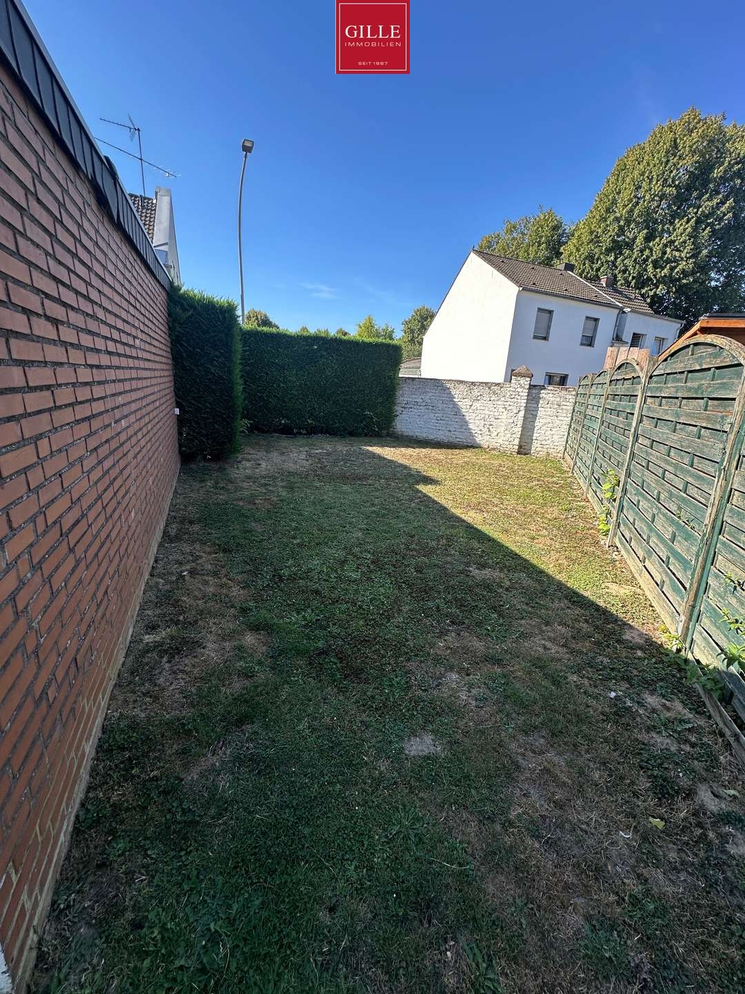 Ansicht 12 von: Zwei Wohneinheiten, viele Möglichkeiten- gepflegtes Zweifamilienhaus mit Garten und zwei Garagen