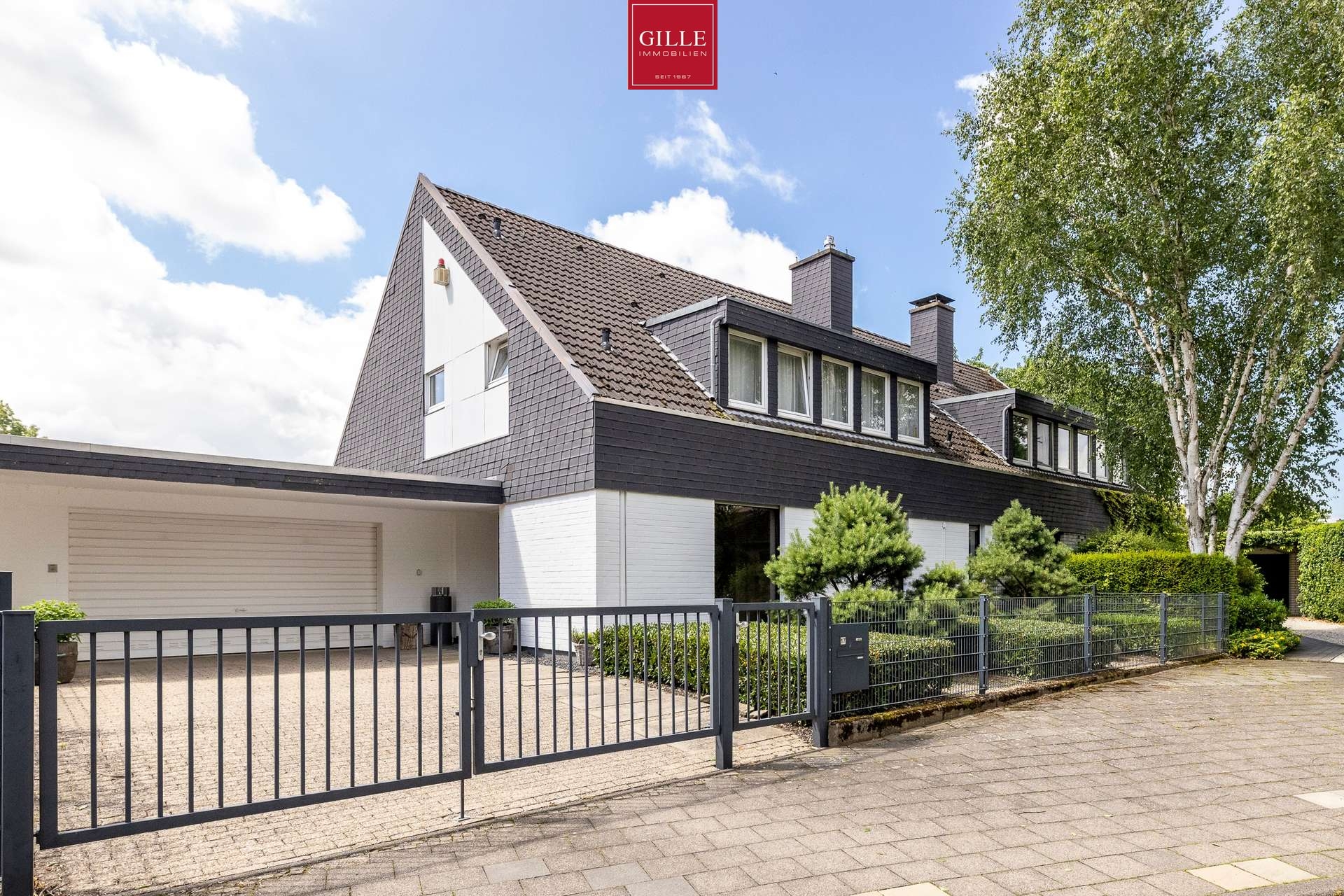 Das perfekte Zuhause: Großzügige DHH mit sehr großer Garage, Kamin, Einbauküche, Sauna und Garten
