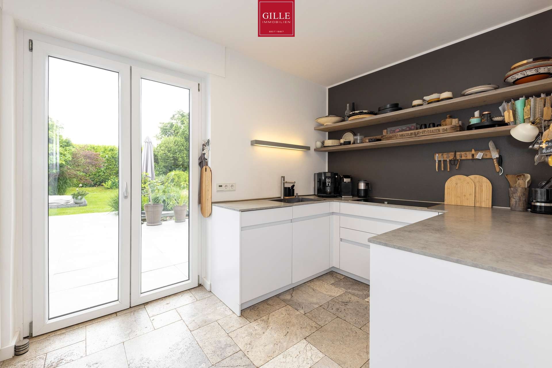 Ansicht 13 von: Das perfekte Zuhause: Großzügige DHH mit sehr großer Garage, Kamin, Einbauküche, Sauna und Garten