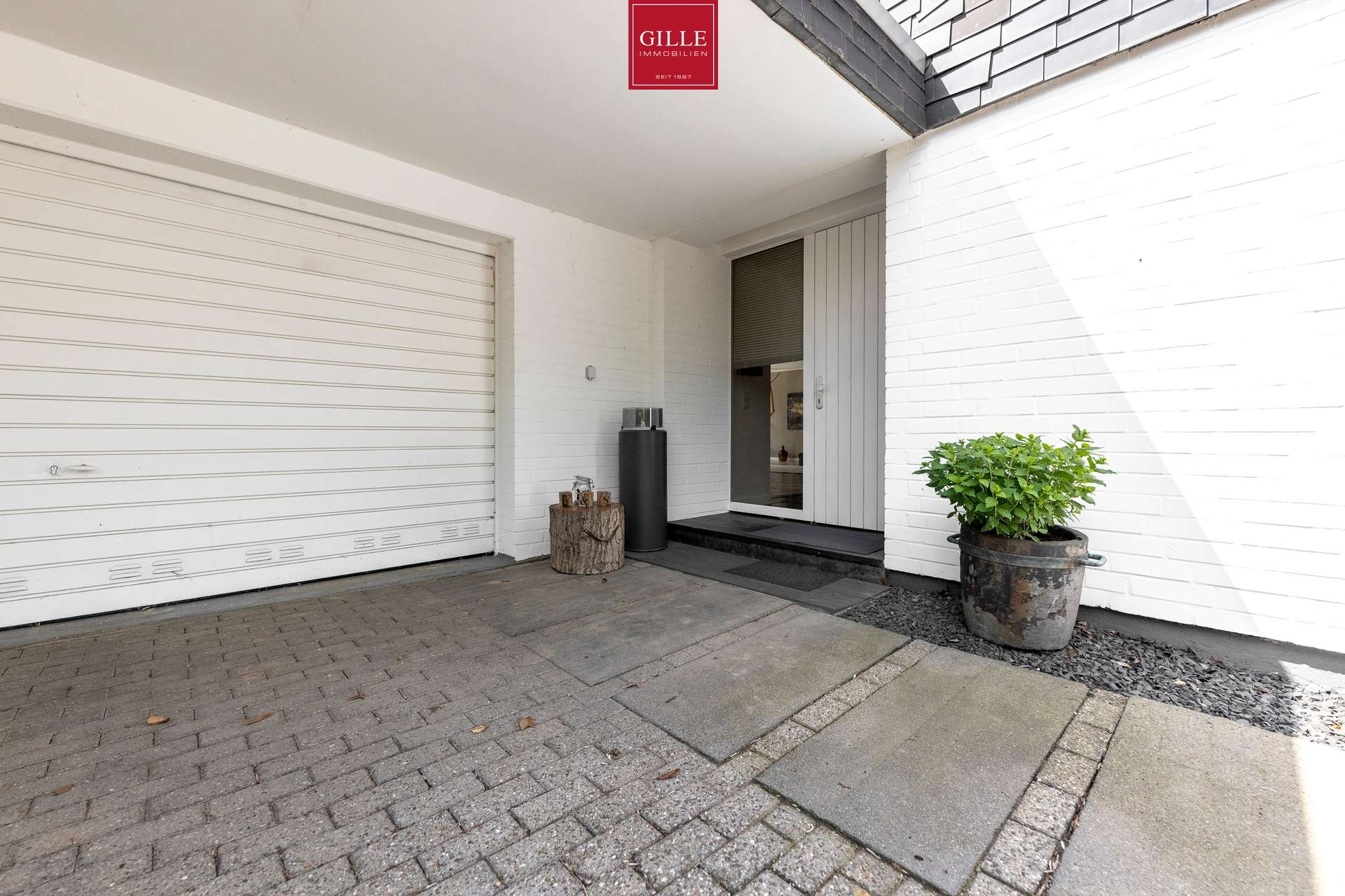 Das perfekte Zuhause: Großzügige DHH mit sehr großer Garage, Kamin, Einbauküche, Sauna und Garten