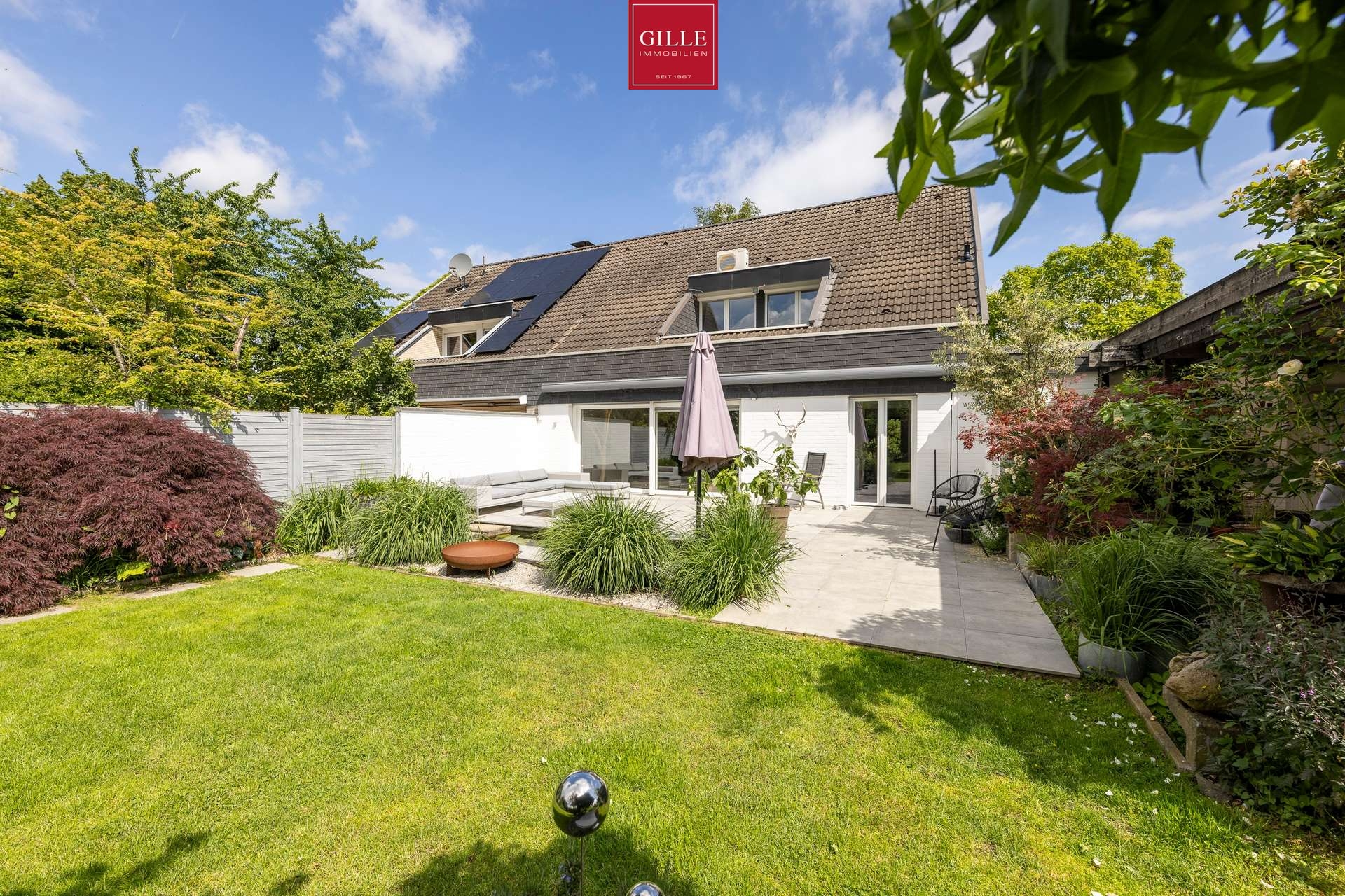 Ansicht 2 von: Das perfekte Zuhause: Großzügige DHH mit sehr großer Garage, Kamin, Einbauküche, Sauna und Garten
