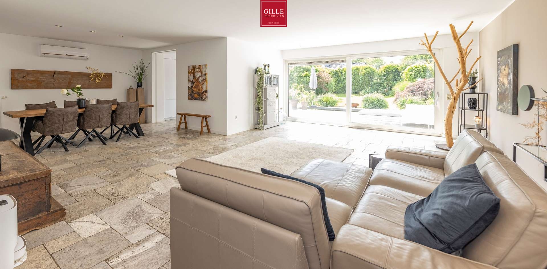 Ansicht 10 von: Das perfekte Zuhause: Großzügige DHH mit sehr großer Garage, Kamin, Einbauküche, Sauna und Garten