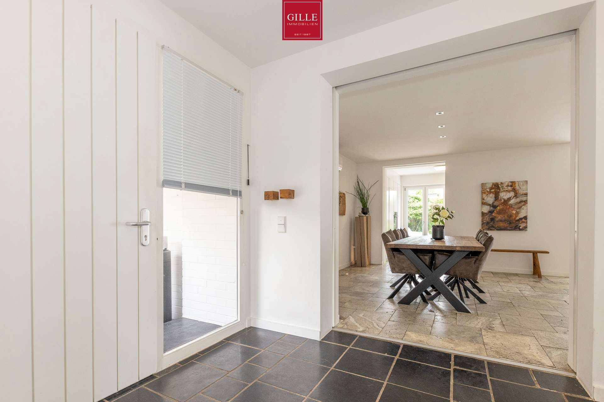 Ansicht 4 von: Das perfekte Zuhause: Großzügige DHH mit sehr großer Garage, Kamin, Einbauküche, Sauna und Garten