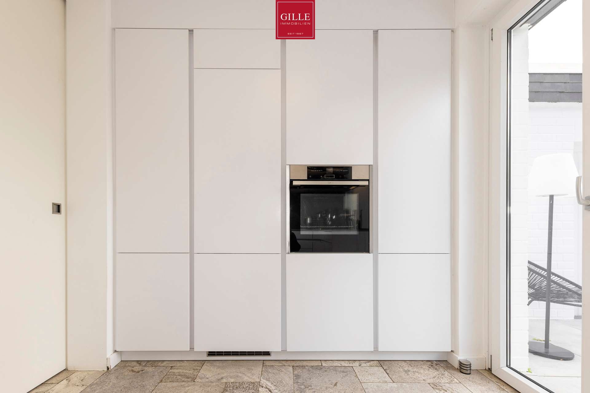 Ansicht 12 von: Das perfekte Zuhause: Großzügige DHH mit sehr großer Garage, Kamin, Einbauküche, Sauna und Garten