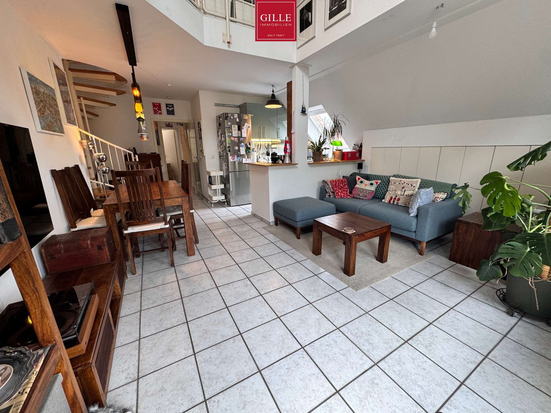 Sofort Verfügbar - Helle Maisonette-Wohnung mit Galerie, Balkon und zwei Stellplätzen