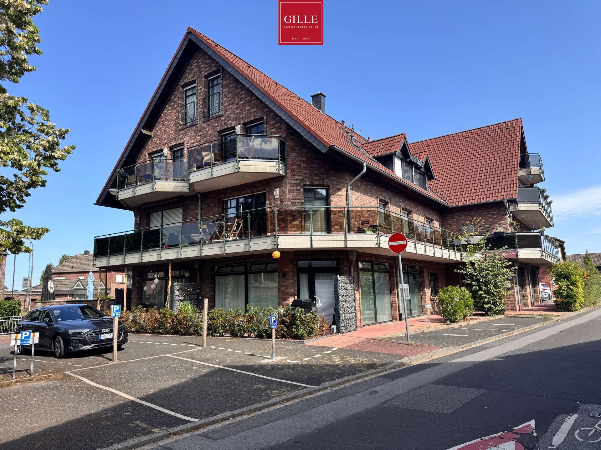 Sofort Verfügbar - Helle Maisonette-Wohnung mit Galerie, Balkon und zwei Stellplätzen