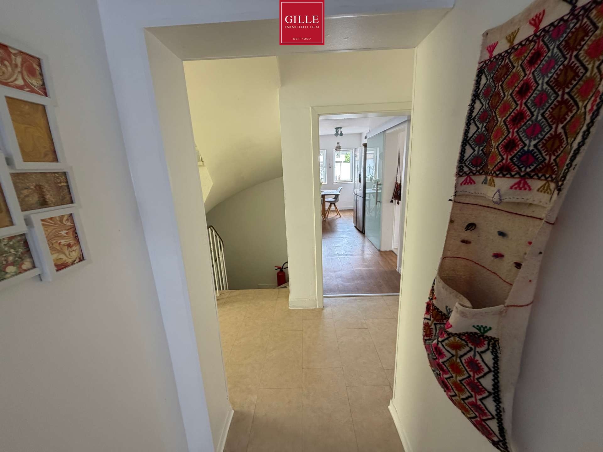 Ansicht 6 von: Viel Platz für neue Ideen – freistehendes Ein- oder Zweifamilienhaus mit Doppelgarage und Carport