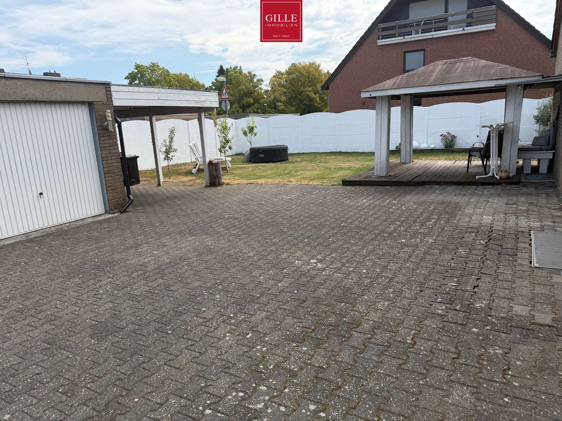 Ansicht 3 von: Viel Platz für neue Ideen – freistehendes Ein- oder Zweifamilienhaus mit Doppelgarage und Carport