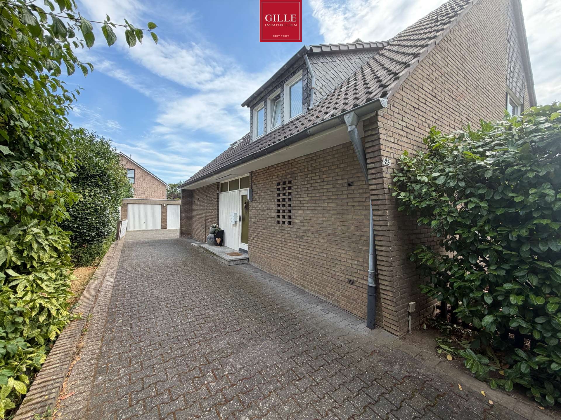 Viel Platz für neue Ideen – freistehendes Ein- oder Zweifamilienhaus mit Doppelgarage und Carport