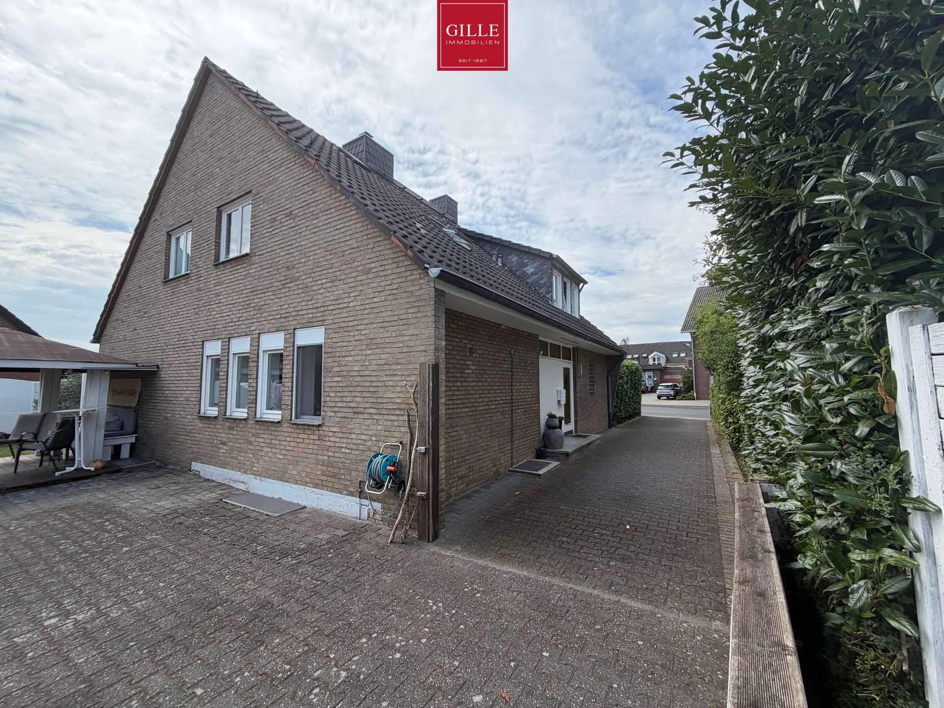 Viel Platz für neue Ideen – freistehendes Ein- oder Zweifamilienhaus mit Doppelgarage und Carport