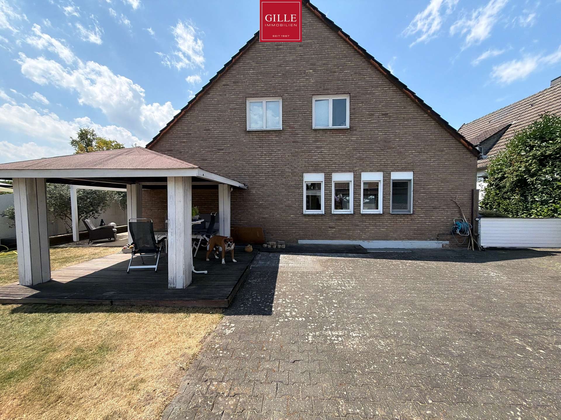 Ansicht 4 von: Viel Platz für neue Ideen – freistehendes Ein- oder Zweifamilienhaus mit Doppelgarage und Carport