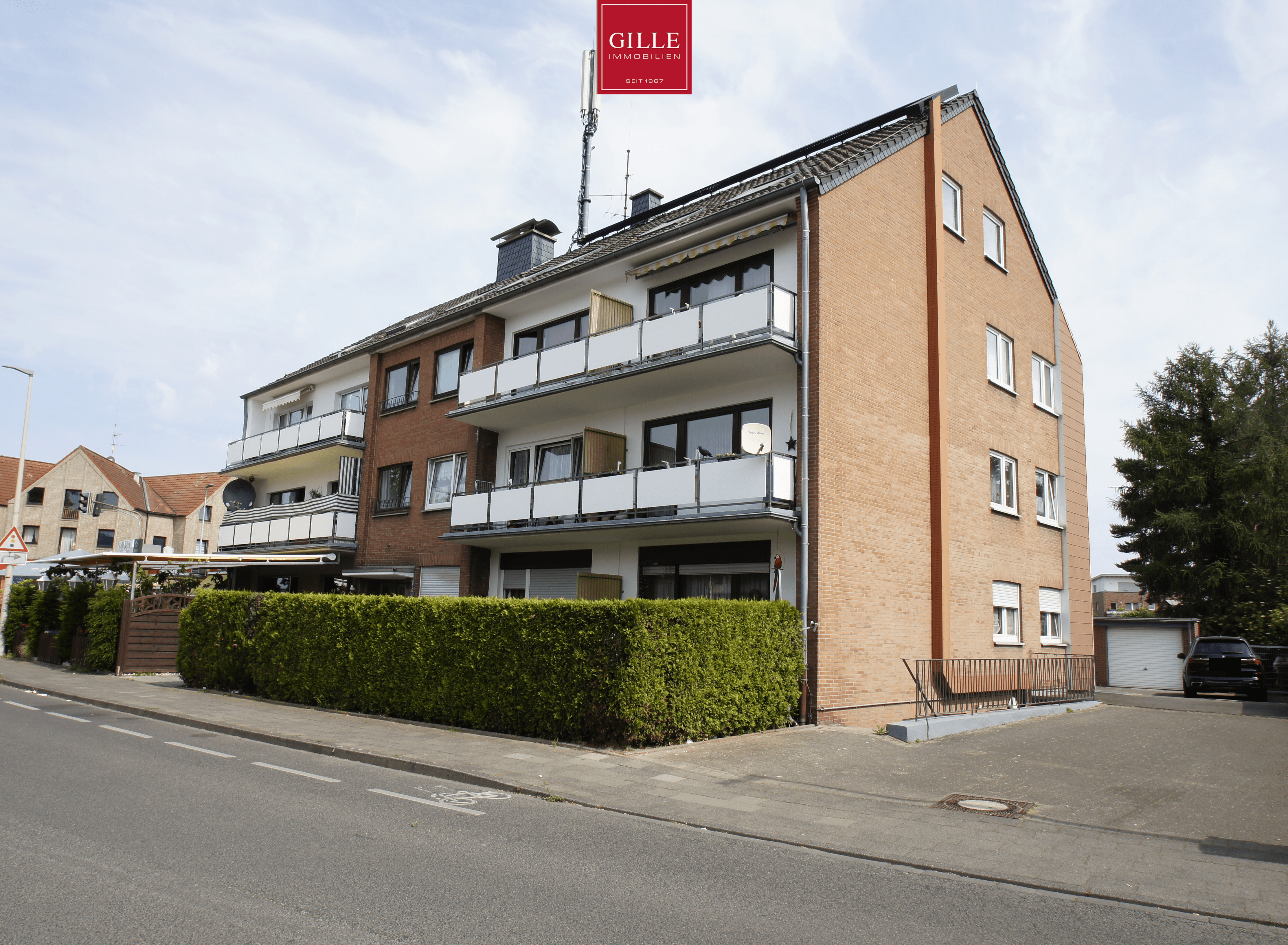 Kaarst: Zentrale und helle 3-Zimmerwohnung mit Balkon und modernem Tageslichtbadezimmer