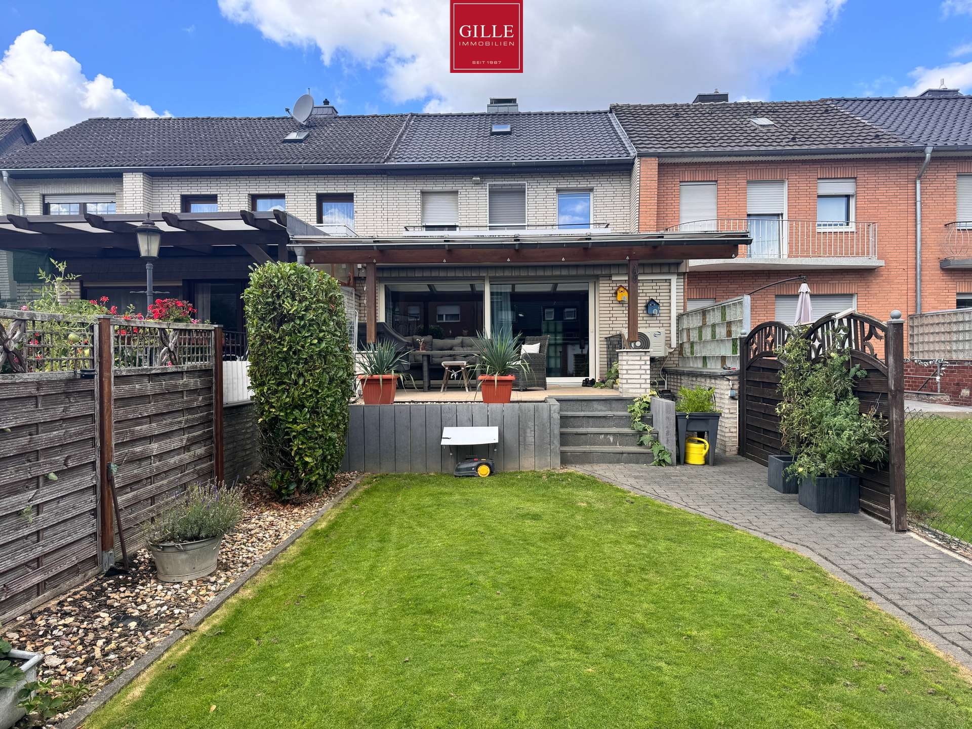 Gepflegtes Reihenmittelhaus mit großzügigem Wohnbereich und Doppelgarage in Neuss-Holzheim
