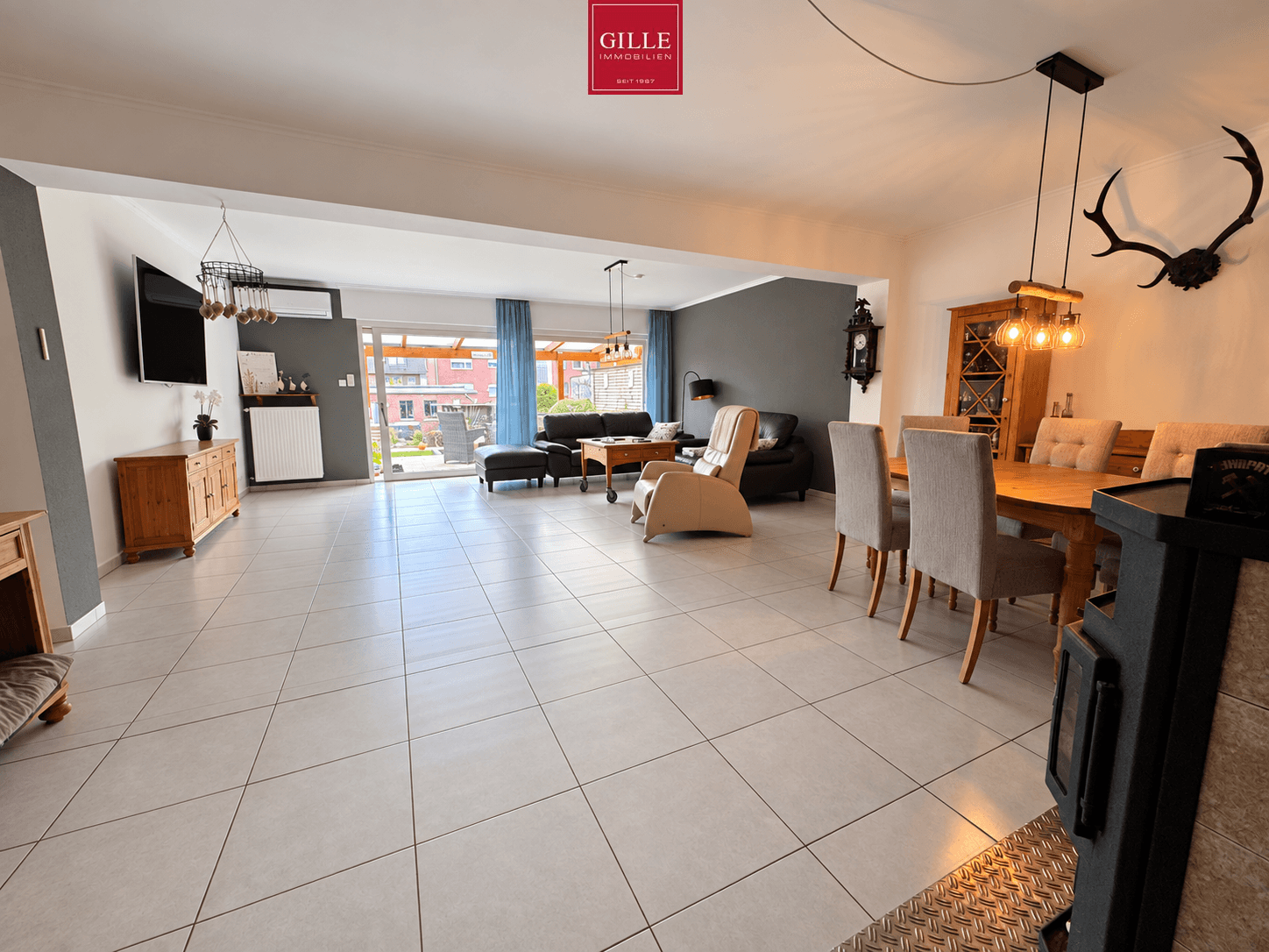 Gepflegtes Reihenmittelhaus mit großzügigem Wohnbereich und Doppelgarage in Neuss-Holzheim