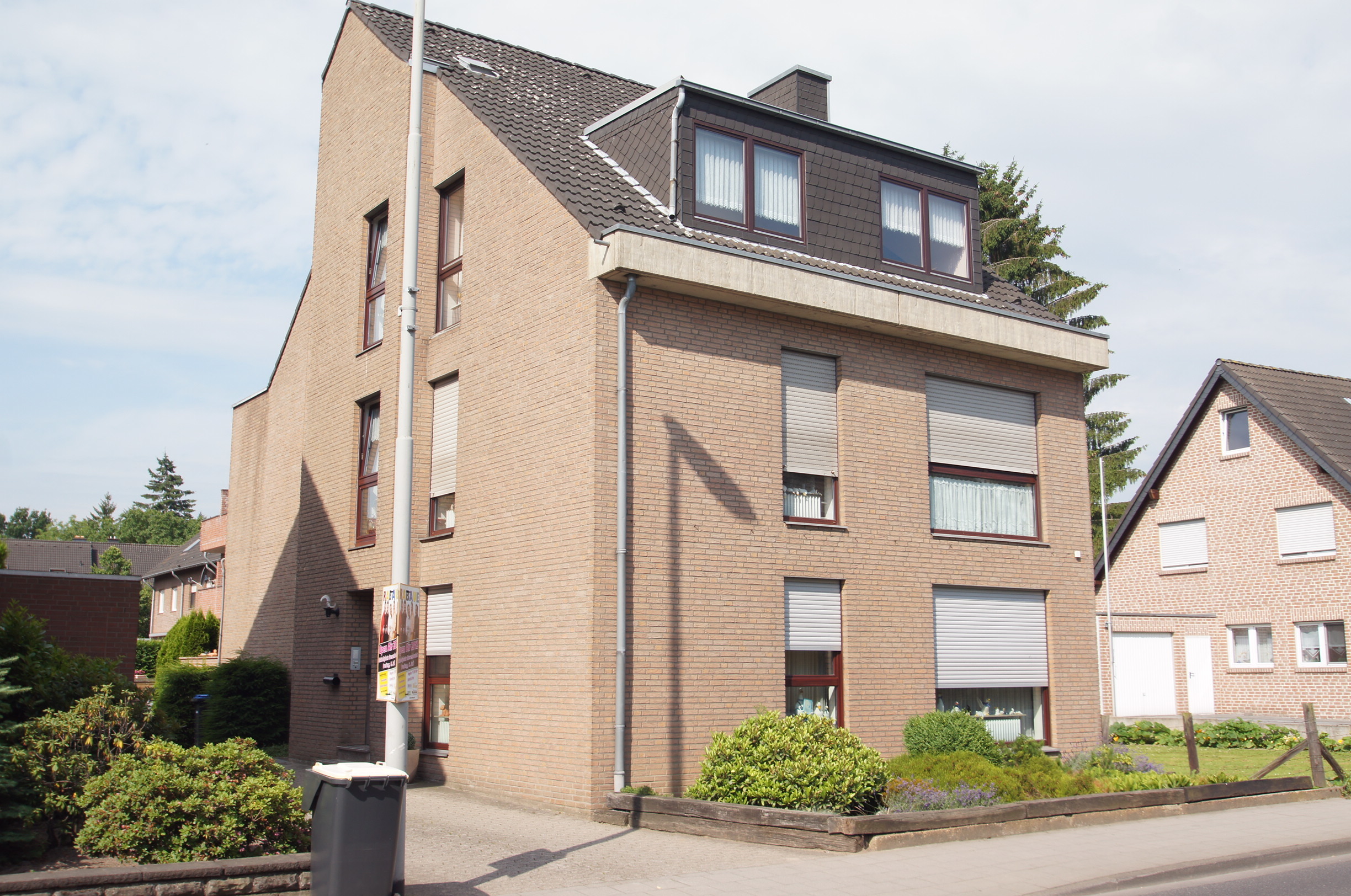 Verkauft! Modernisierte 3.-Zi.Wohnung mit großer Dachterrasse in gepflegtem 3-Fam.-Haus